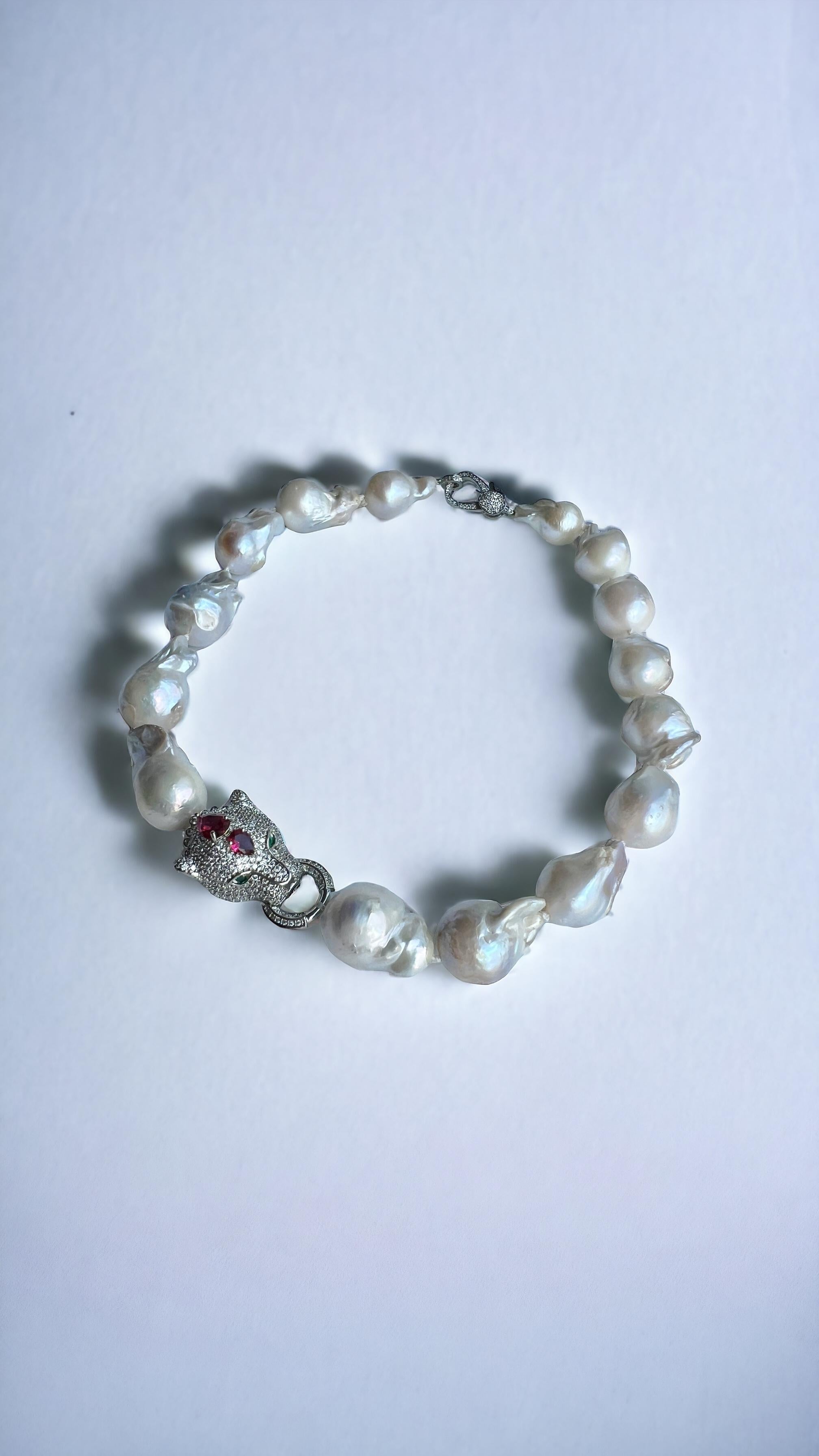 Artiste Magnifique collier baroque en perles d'eau douce avec léopard en cristal Swarovski en vente