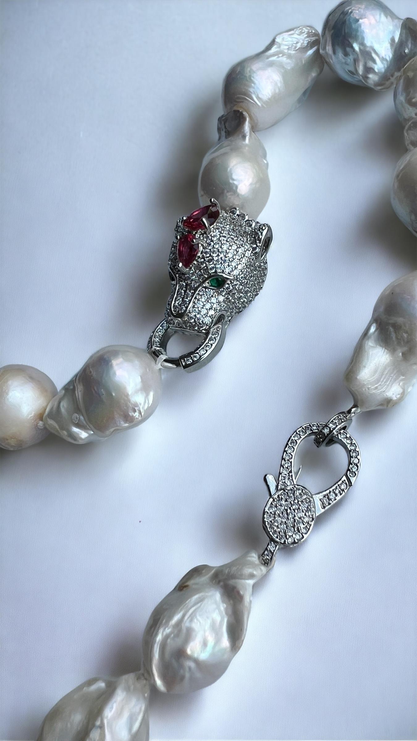 Taille brillant Magnifique collier baroque en perles d'eau douce avec léopard en cristal Swarovski en vente