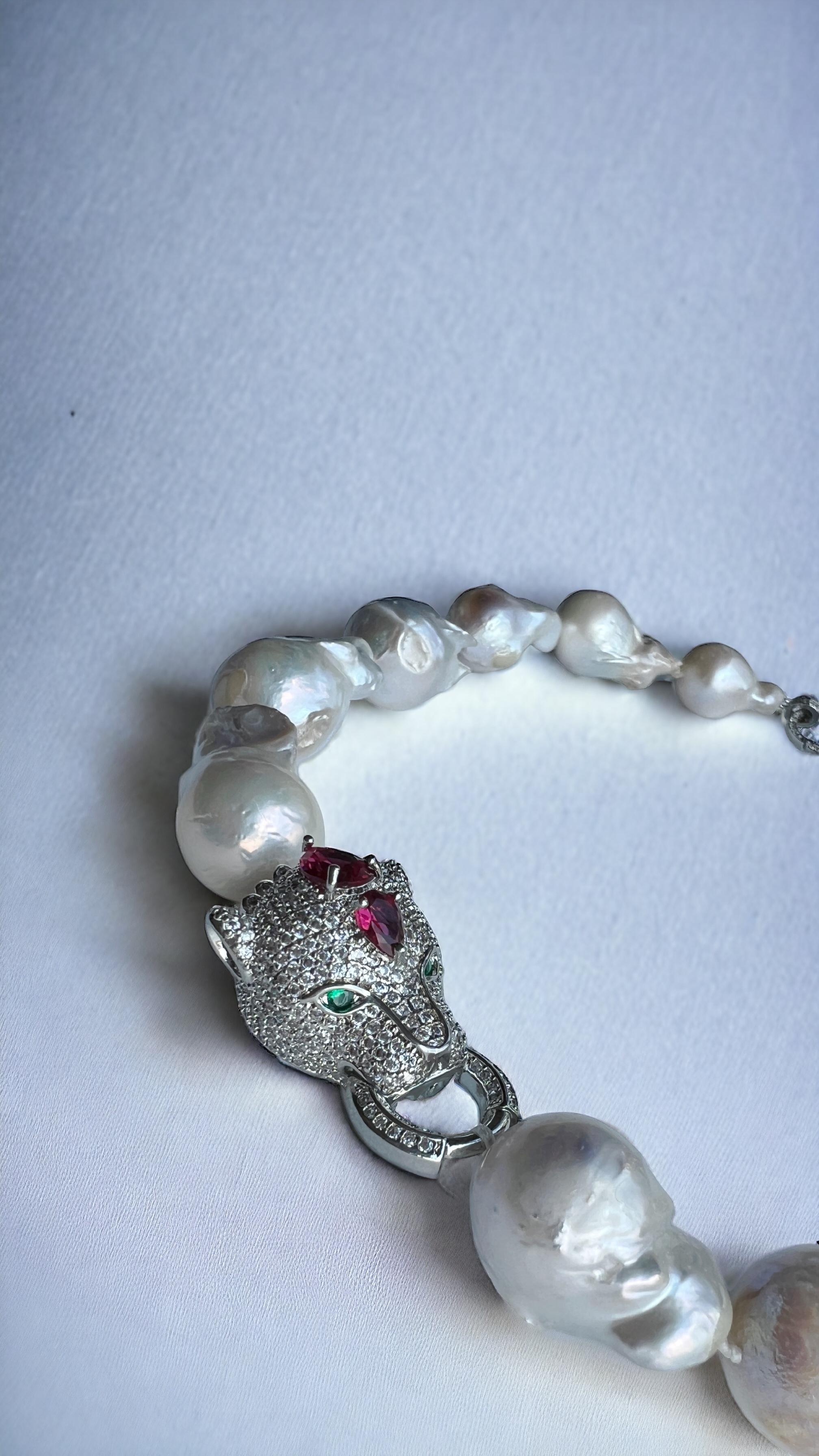 Magnifique collier baroque en perles d'eau douce avec léopard en cristal Swarovski Neuf - En vente à BOGOTÁ, CO