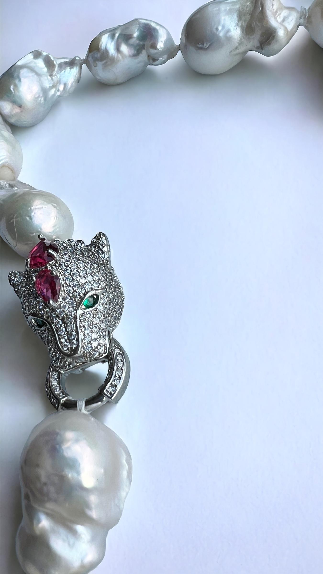 Magnifique collier baroque en perles d'eau douce avec léopard en cristal Swarovski Unisexe en vente