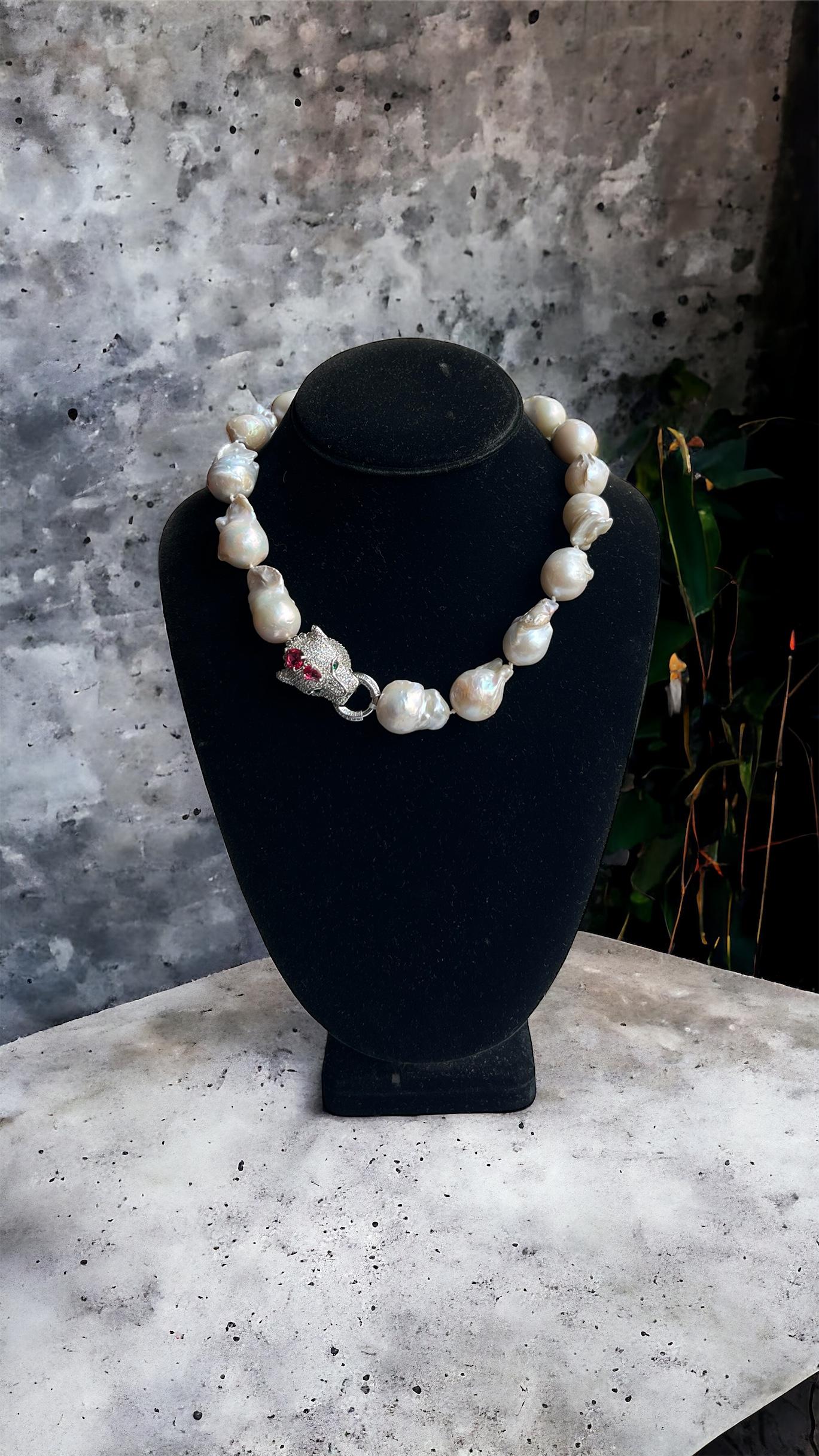 Magnifique collier baroque en perles d'eau douce avec léopard en cristal Swarovski en vente 1