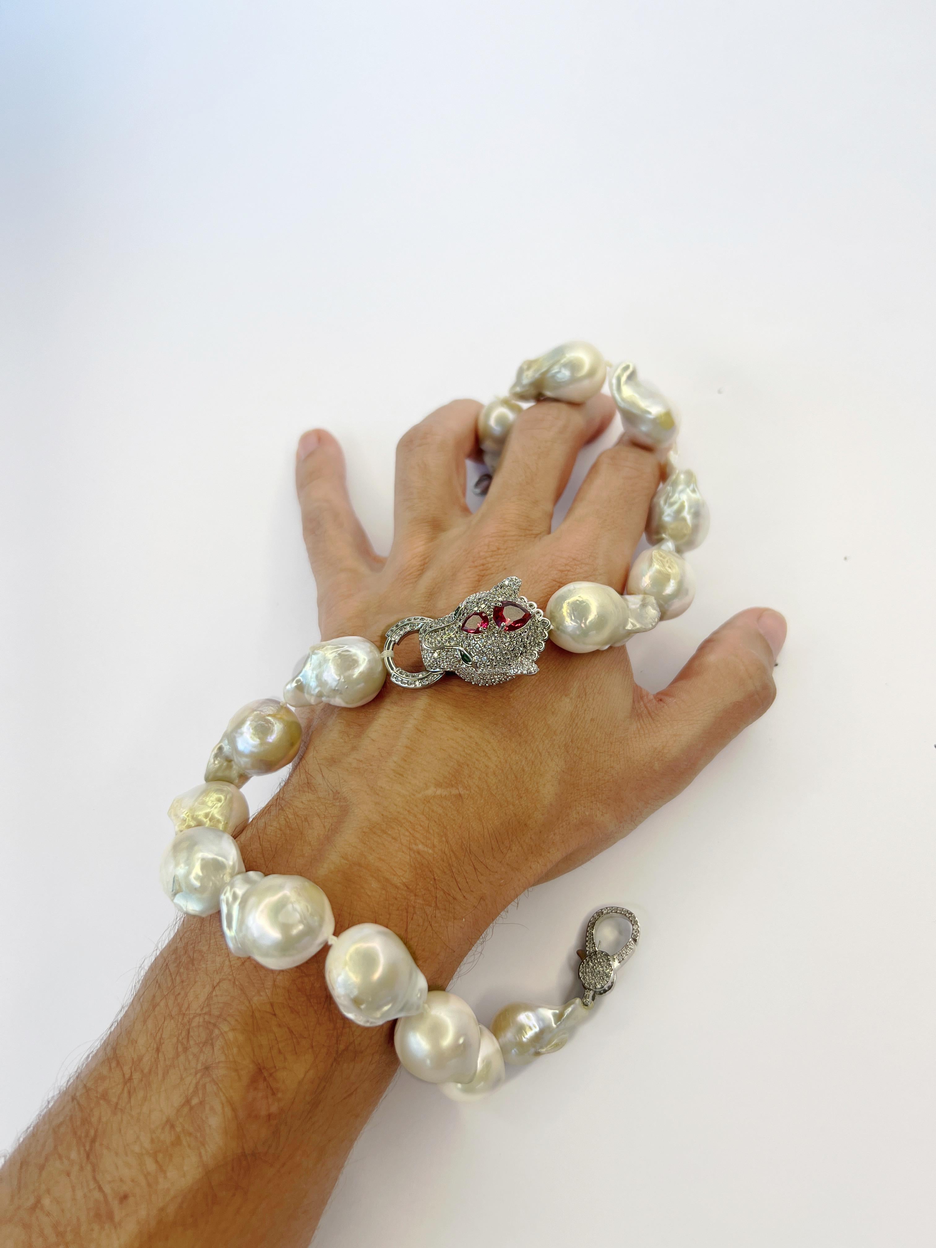 Magnifique collier baroque en perles d'eau douce avec léopard en cristal Swarovski en vente 2