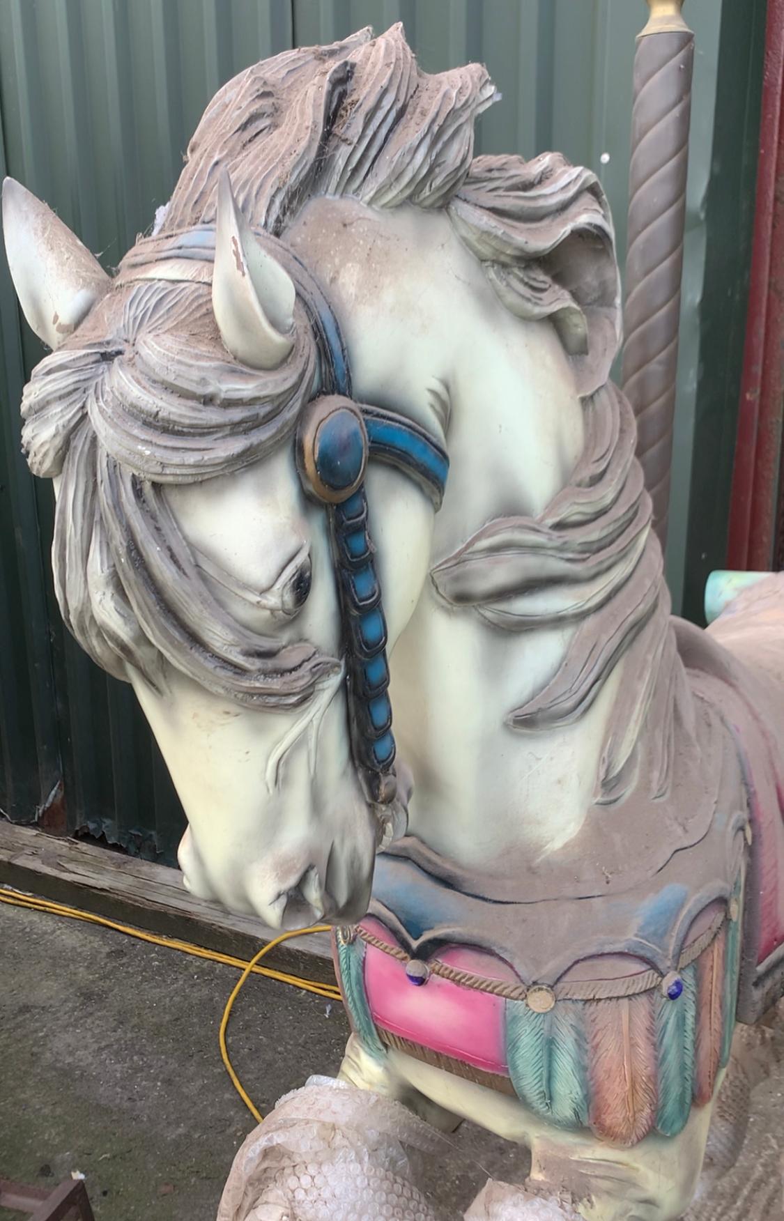 Ce magnifique cheval de manège en bois sculpté du 20e siècle est sculpté dans le style de Denzil.
Ce magnifique animal fait partie d'une collection privée depuis plus de 40 ans.
Elle est en particulièrement bon état, avec de légers dégâts de