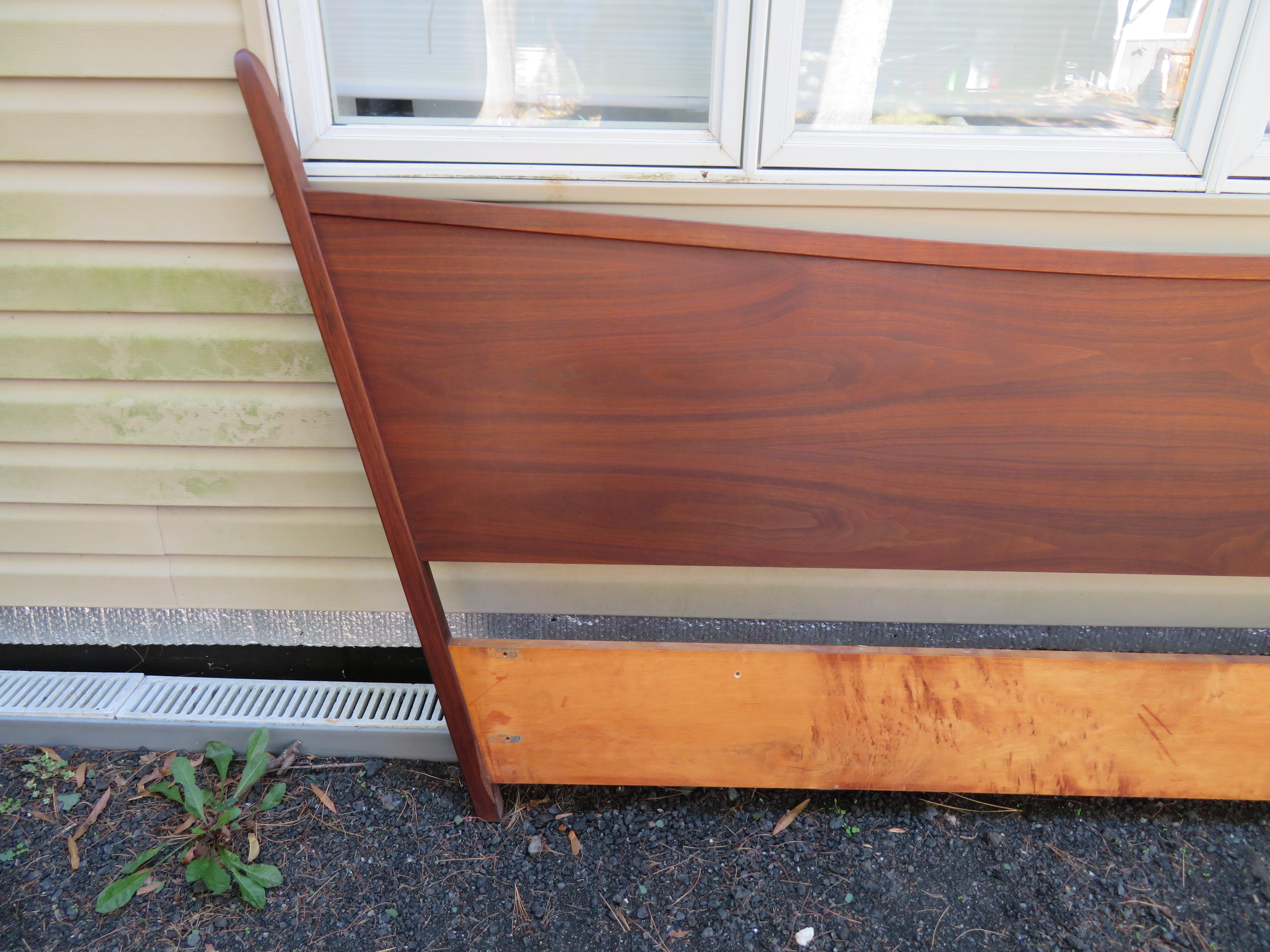 Magnifique tête de lit king size George Nakashima pour Widdicomb, circa 1960s. La tête de lit présente une forme dramatique, qui est royale et élégante. La surface est incroyablement propre, le placage de bois de laurier présente un grain étonnant