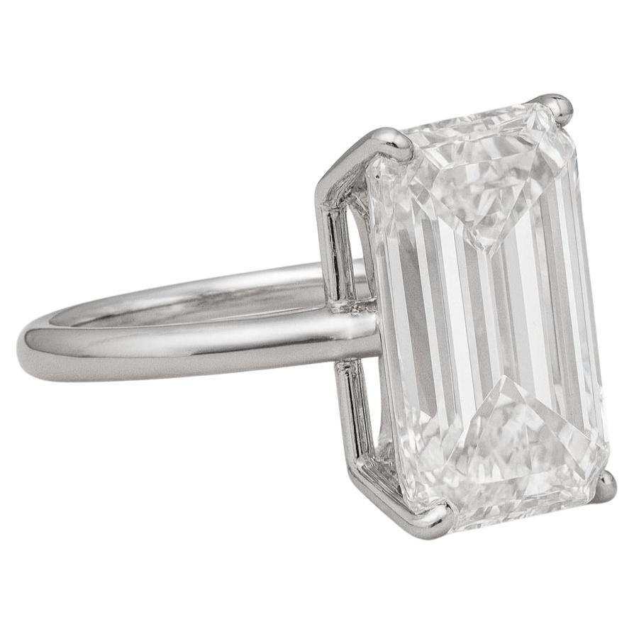 Dieser Platinring ist ein außergewöhnliches Statement für raffinierten Luxus. Er präsentiert einen atemberaubenden Diamanten im Smaragdschliff von 10,03 Karat, der von GIA zertifiziert wurde und mit seinen außergewöhnlichen Proportionen (14,47 ×