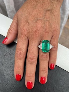 Magnificent Dunaigre Certified 7 Carat Insignificant Oil Emerald Statement Ring