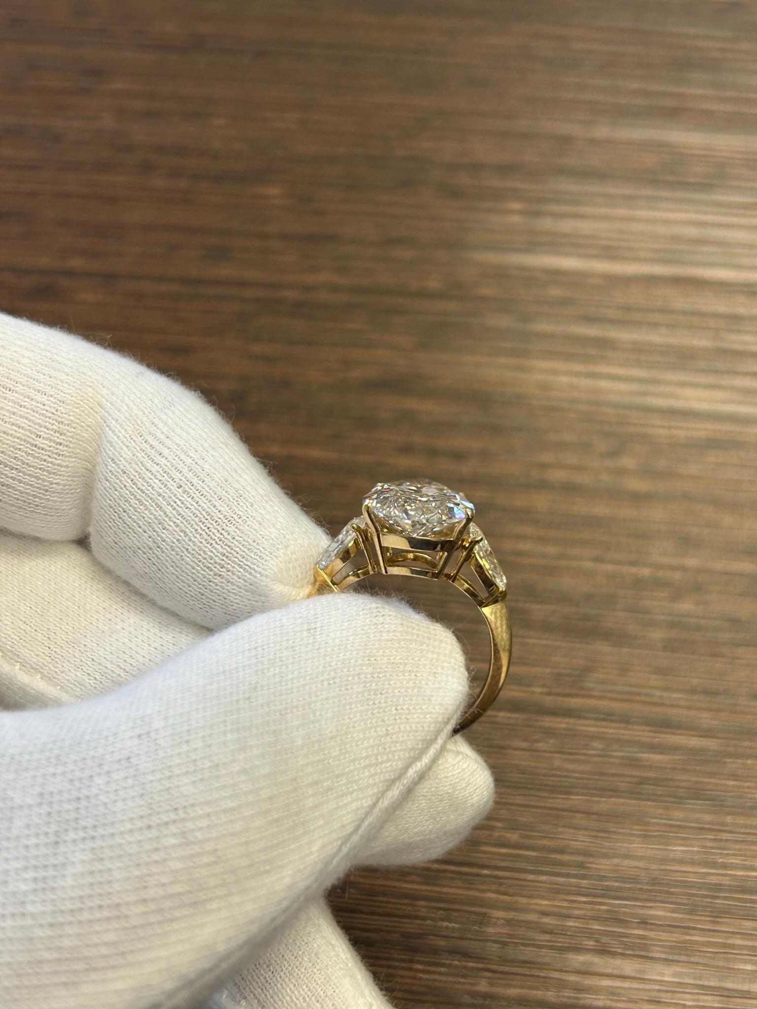 Magnificent GIA certified 9+ Carat Marquise and Diamond Ring In New Condition For Sale In New York, NY