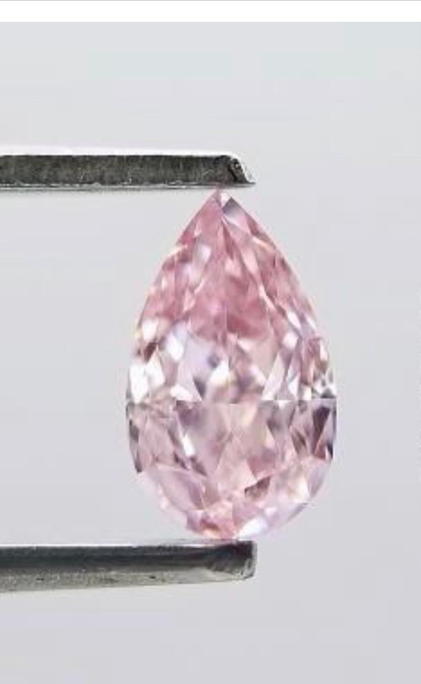 Très beau diamant, certifié par le GIA, ct 0,33, de couleur naturelle rose clair, VS2.
Complet avec rapport GIA.