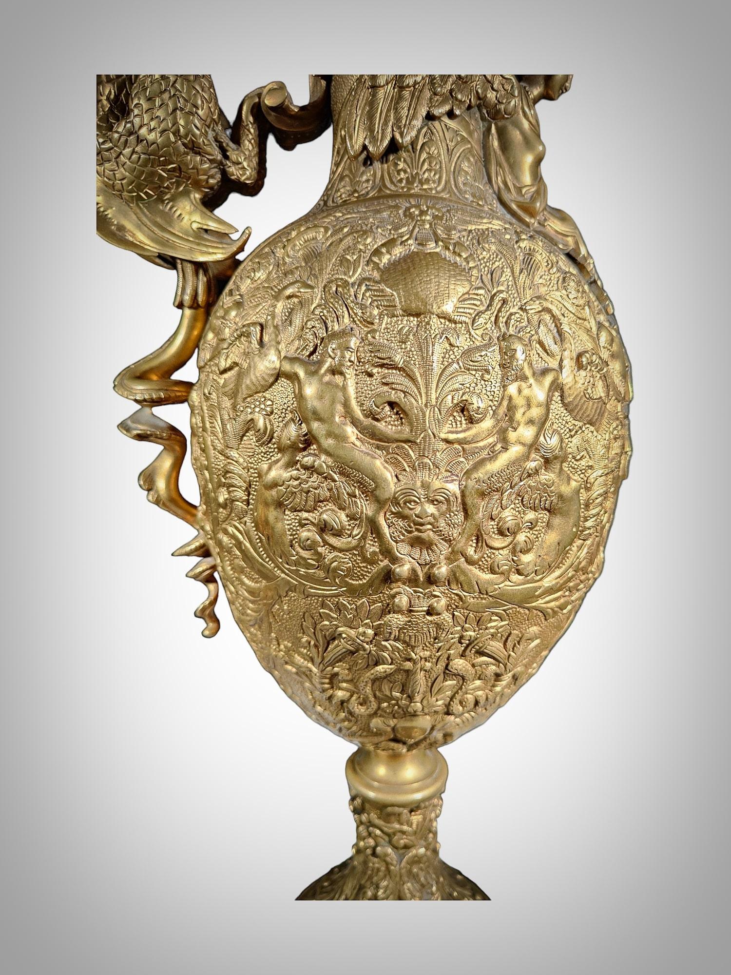 Prächtige Vasen aus vergoldeter Bronze aus dem 19. Jahrhundert im Angebot 7