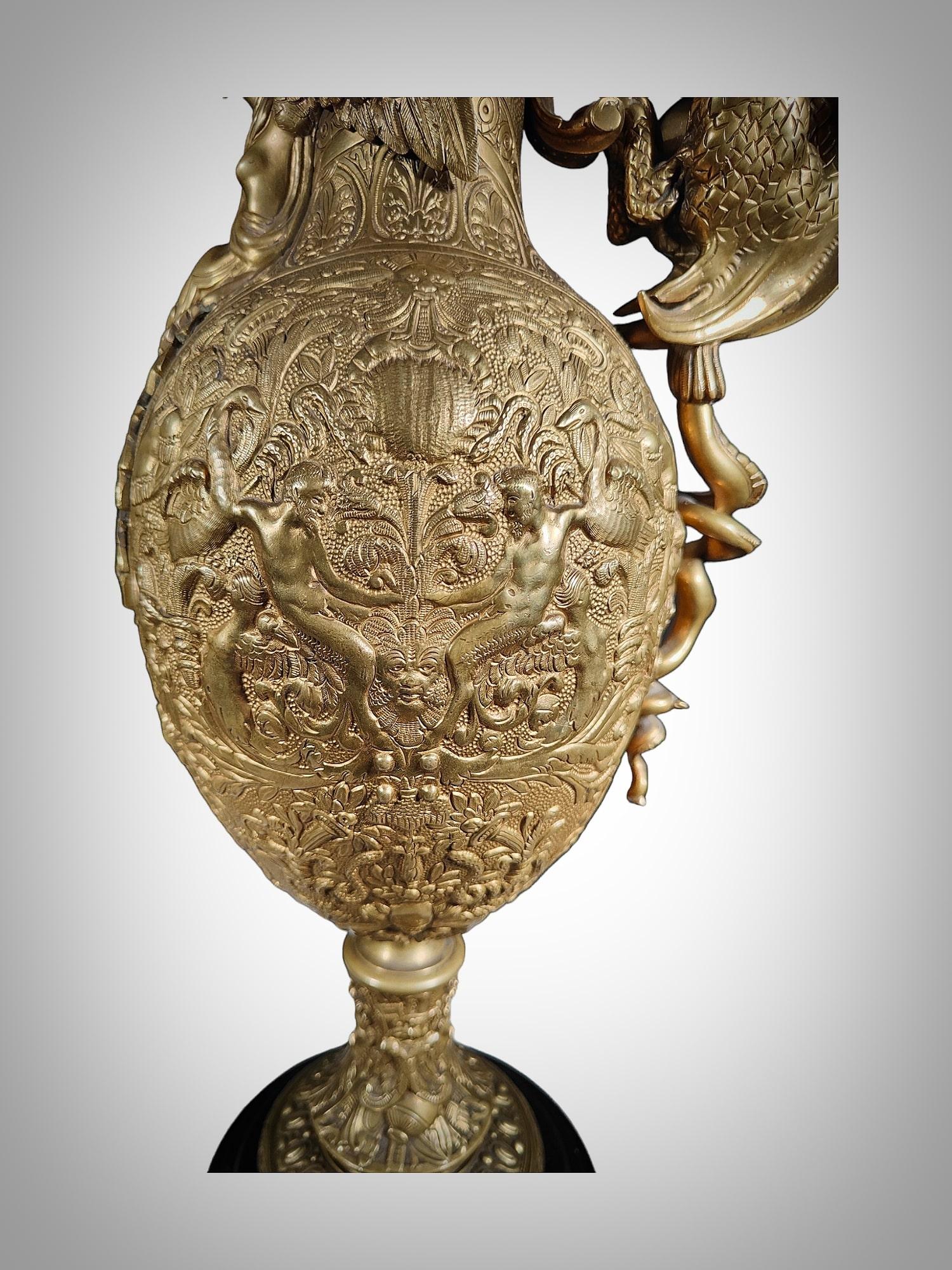 Prächtige Vasen aus vergoldeter Bronze aus dem 19. Jahrhundert im Angebot 9