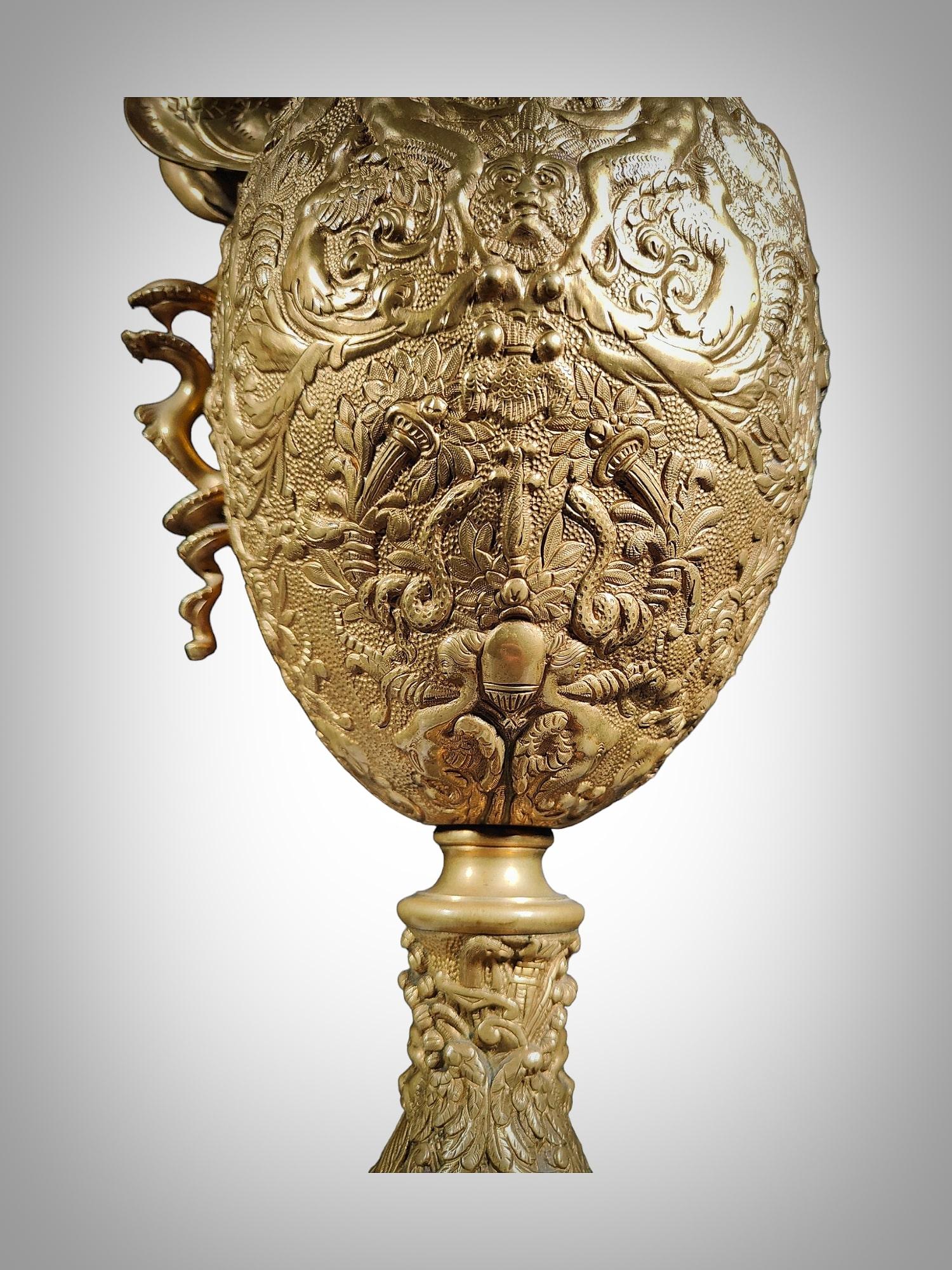 Prächtige Vasen aus vergoldeter Bronze aus dem 19. Jahrhundert im Angebot 10