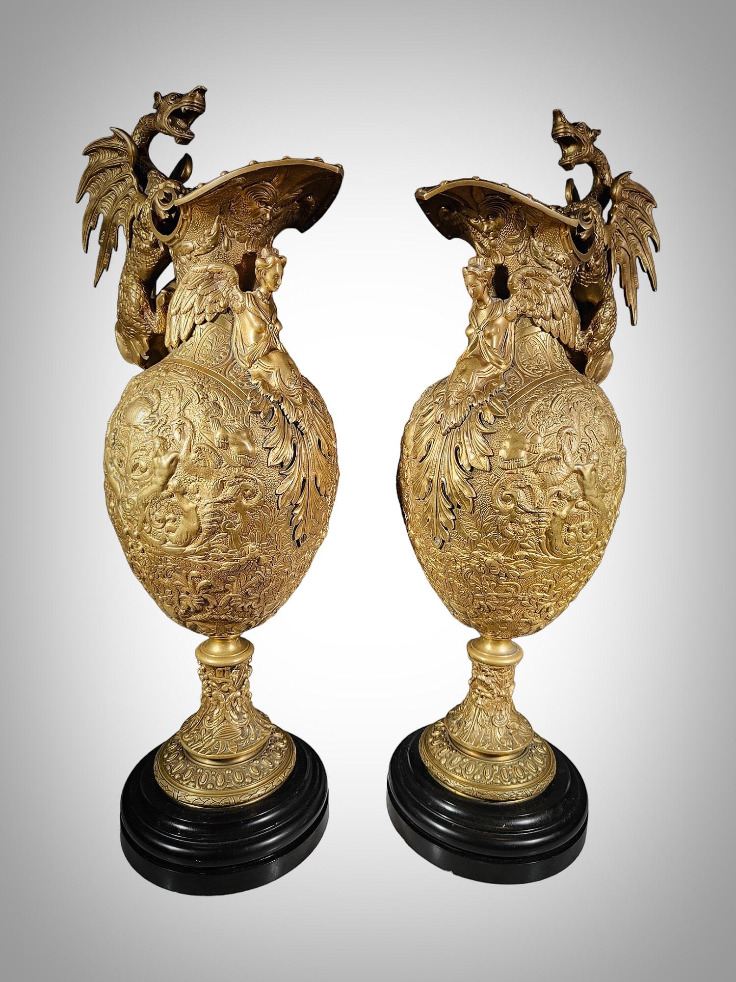 Prächtige Vasen aus vergoldeter Bronze aus dem 19. Jahrhundert im Zustand „Gut“ im Angebot in Madrid, ES
