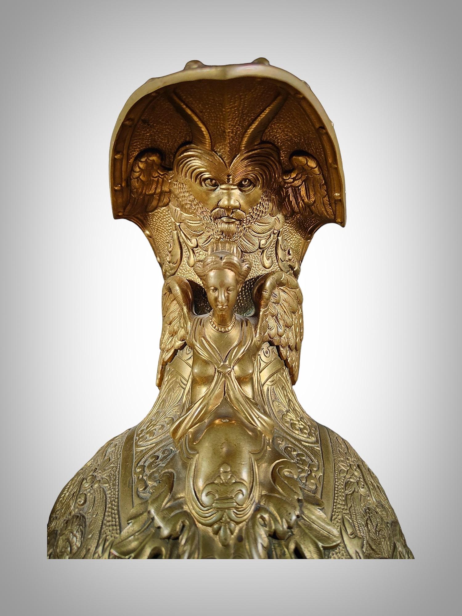 Prächtige Vasen aus vergoldeter Bronze aus dem 19. Jahrhundert im Angebot 1
