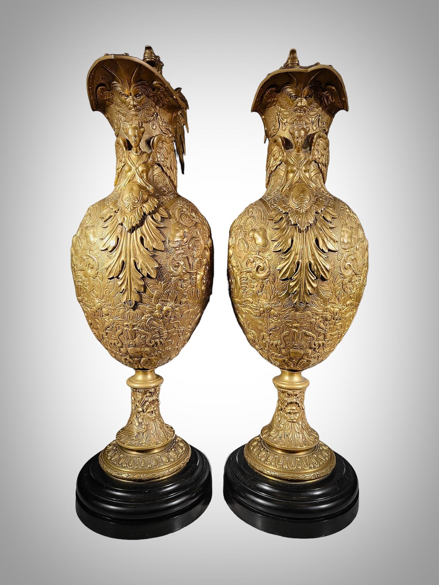 Prächtige Vasen aus vergoldeter Bronze aus dem 19. Jahrhundert im Angebot 2
