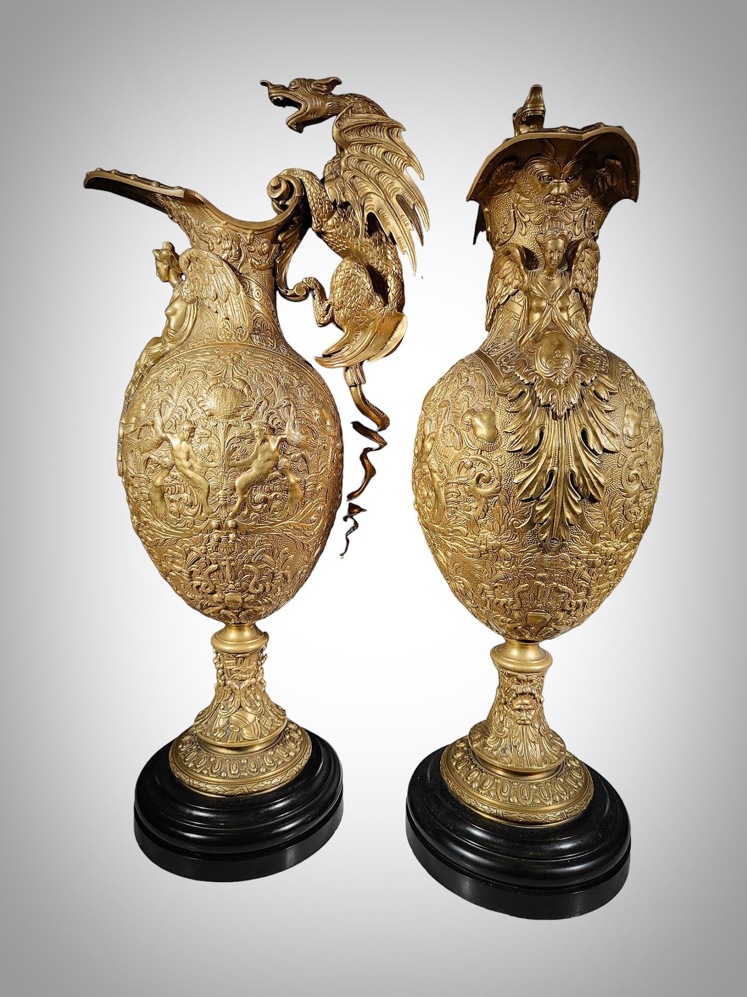 Prächtige Vasen aus vergoldeter Bronze aus dem 19. Jahrhundert im Angebot 3