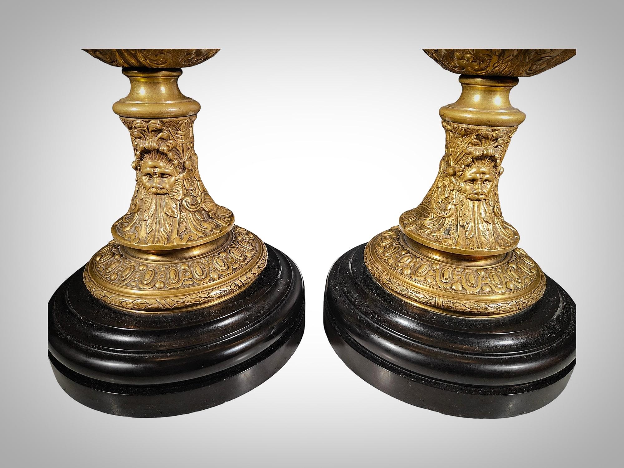 Prächtige Vasen aus vergoldeter Bronze aus dem 19. Jahrhundert im Angebot 4