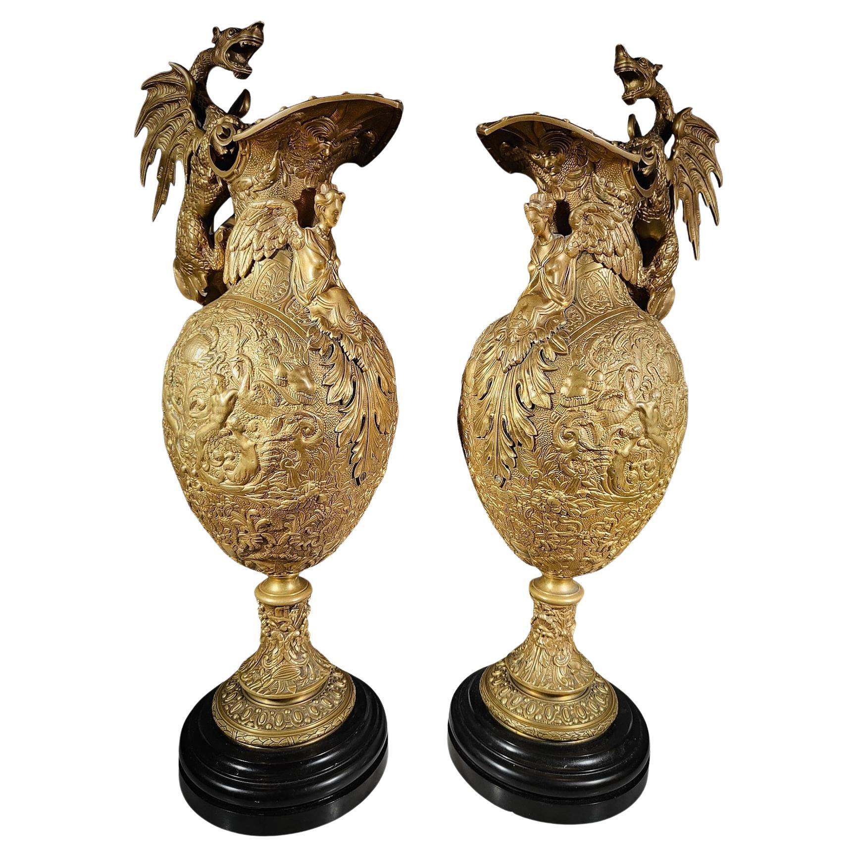 Prächtige Vasen aus vergoldeter Bronze aus dem 19. Jahrhundert im Angebot