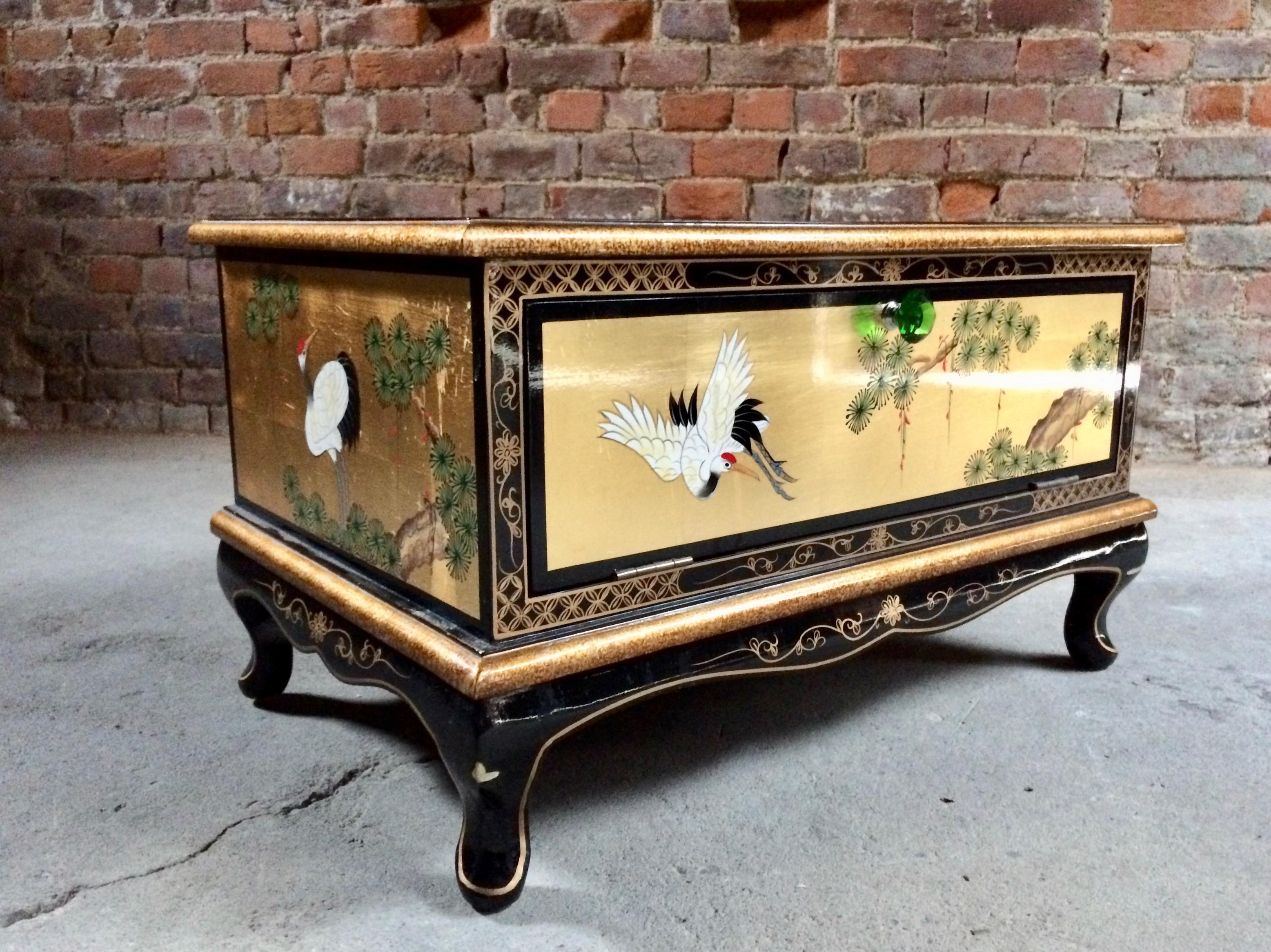 Magnificent Gilded Japanese Bedside Cabinets Nightstands and Trunk Lacquered 3