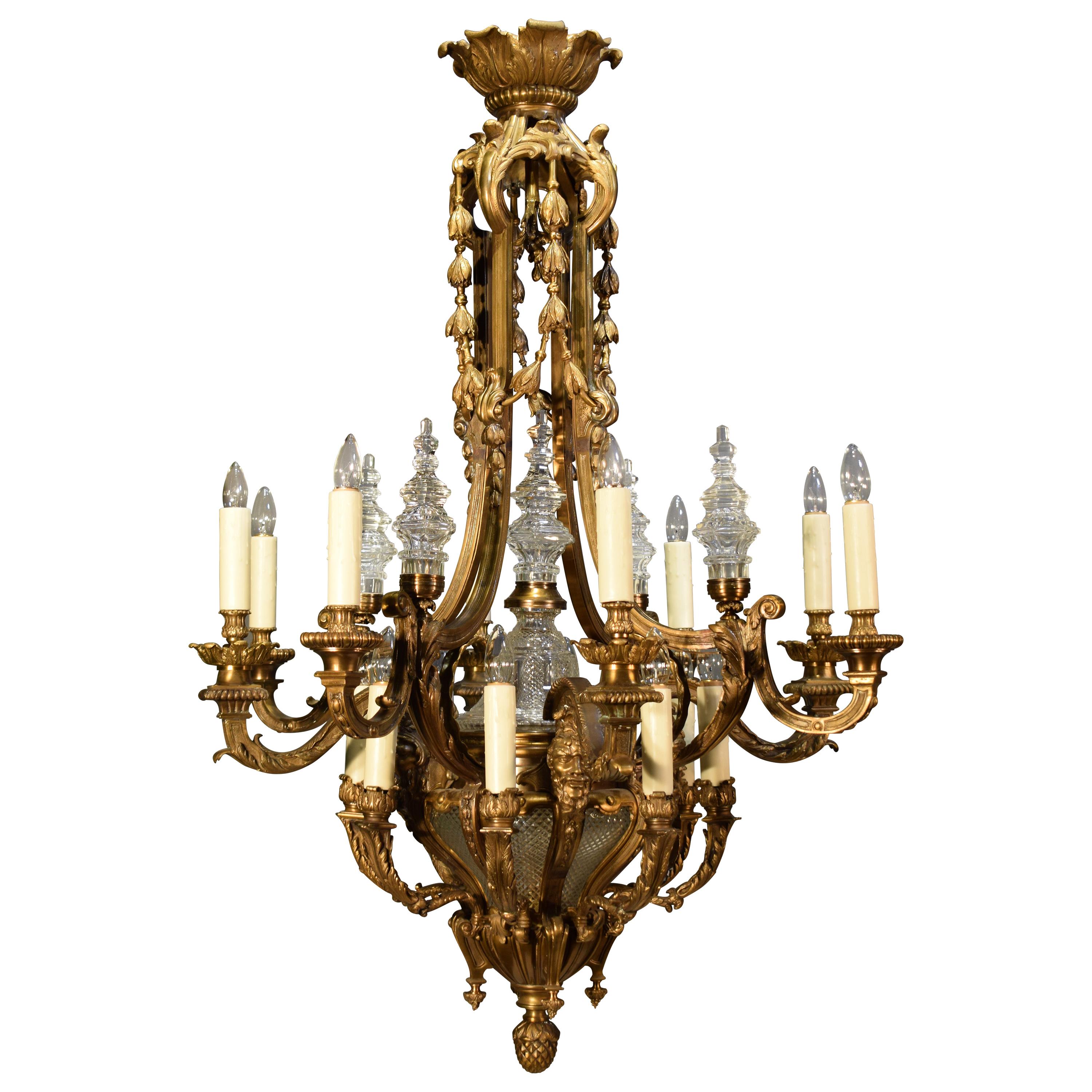 Magnifico lampadario in bronzo dorato e cristallo in stile Luigi XIV