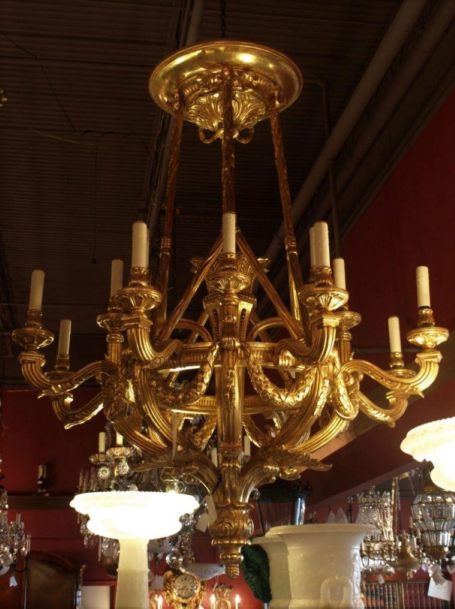 Un magnifique lustre en bois doré. France, vers 1910. 16 lumières.
Dimensions : Hauteur 68