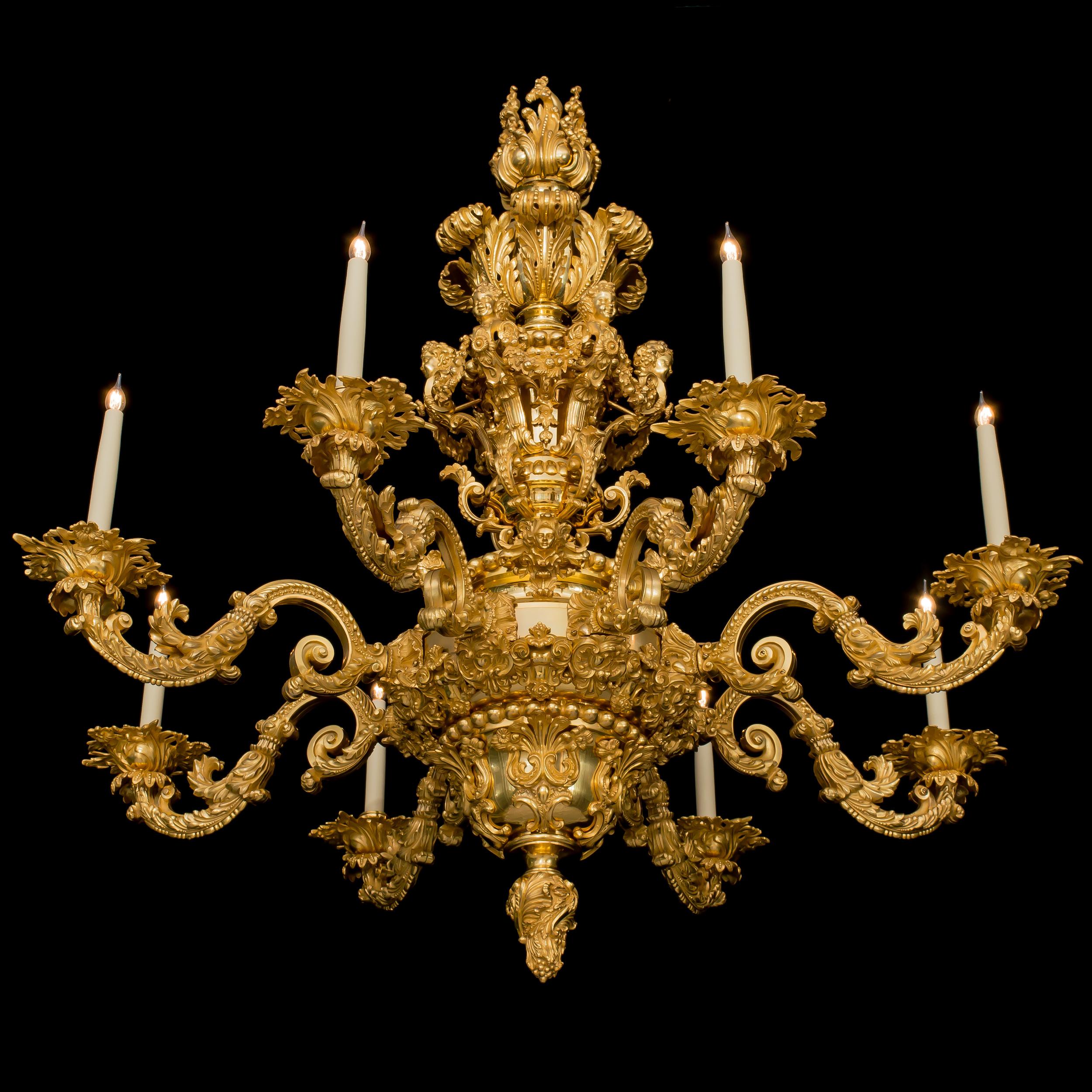 Lustre en bronze doré d'époque George IV
À la manière de Régence
Par Messenger & Phipson

Le lustre à 8 lumières en bronze doré est construit autour d'un balustre central et d'une tige vasiforme incorporant un bol avec un fleuron effilé,