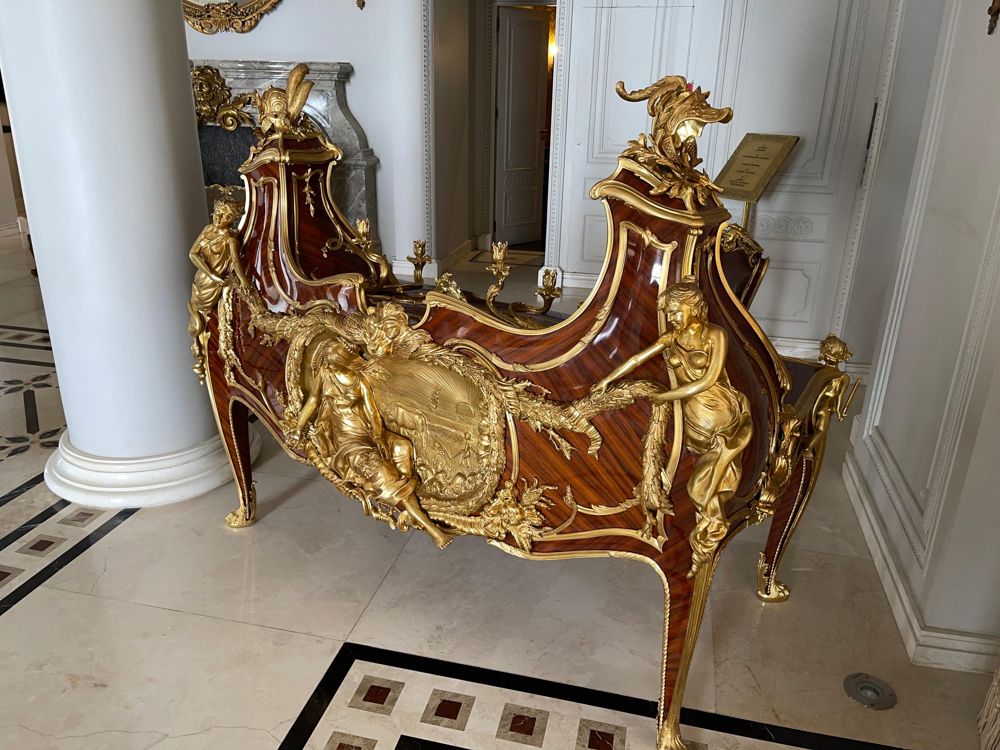Magnificent Grand Bureau / Writing Desk Louis XV, After Francois Linke, Paris  For Sale 2