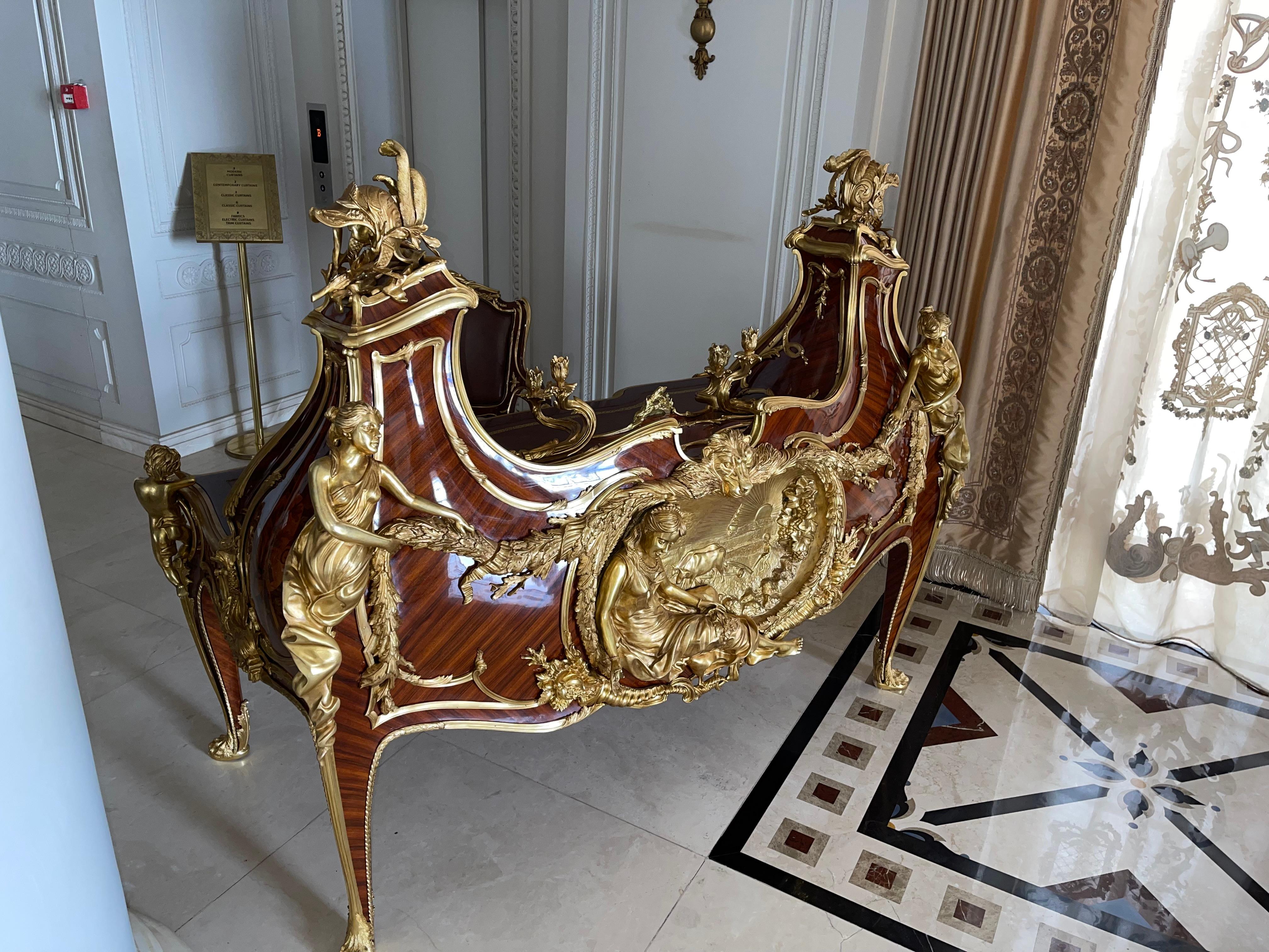 Magnificent Grand Bureau / Writing Desk Louis XV, After Francois Linke, Paris  In Good Condition For Sale In Berlin, DE