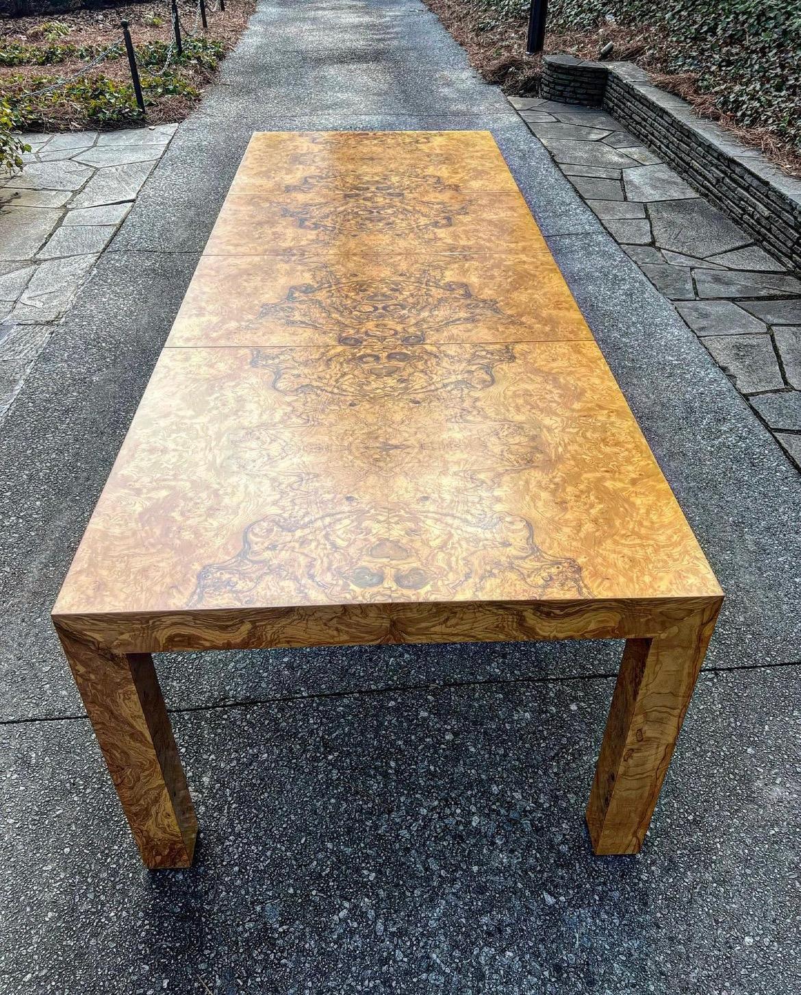 Fin du 20e siècle Magnifique table à manger graphique Bookmatch en bois d'olivier de Milo Baughman en vente