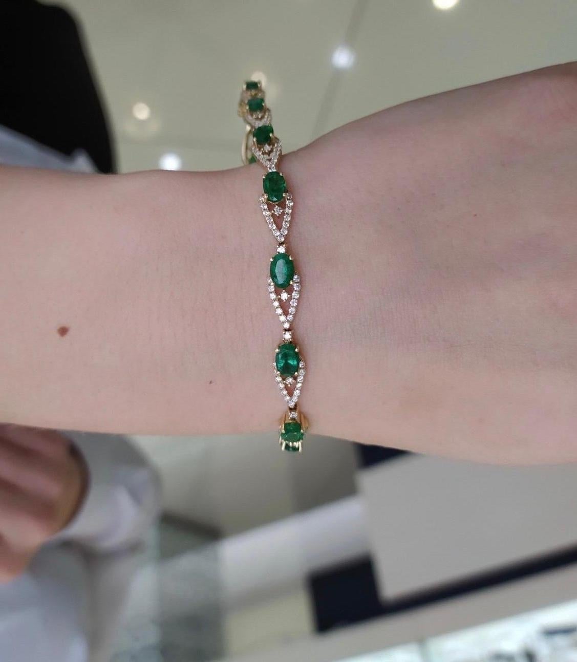 Women's Magnificent Green Emerald Diamond Fine Jewellery Yellow Gold Tennis Bracelet For Sale