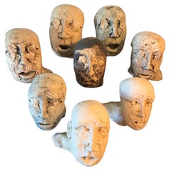 Magnifique groupe de 8 têtes d'argile brutalistes fabriquées à la main. Belgique années 1960