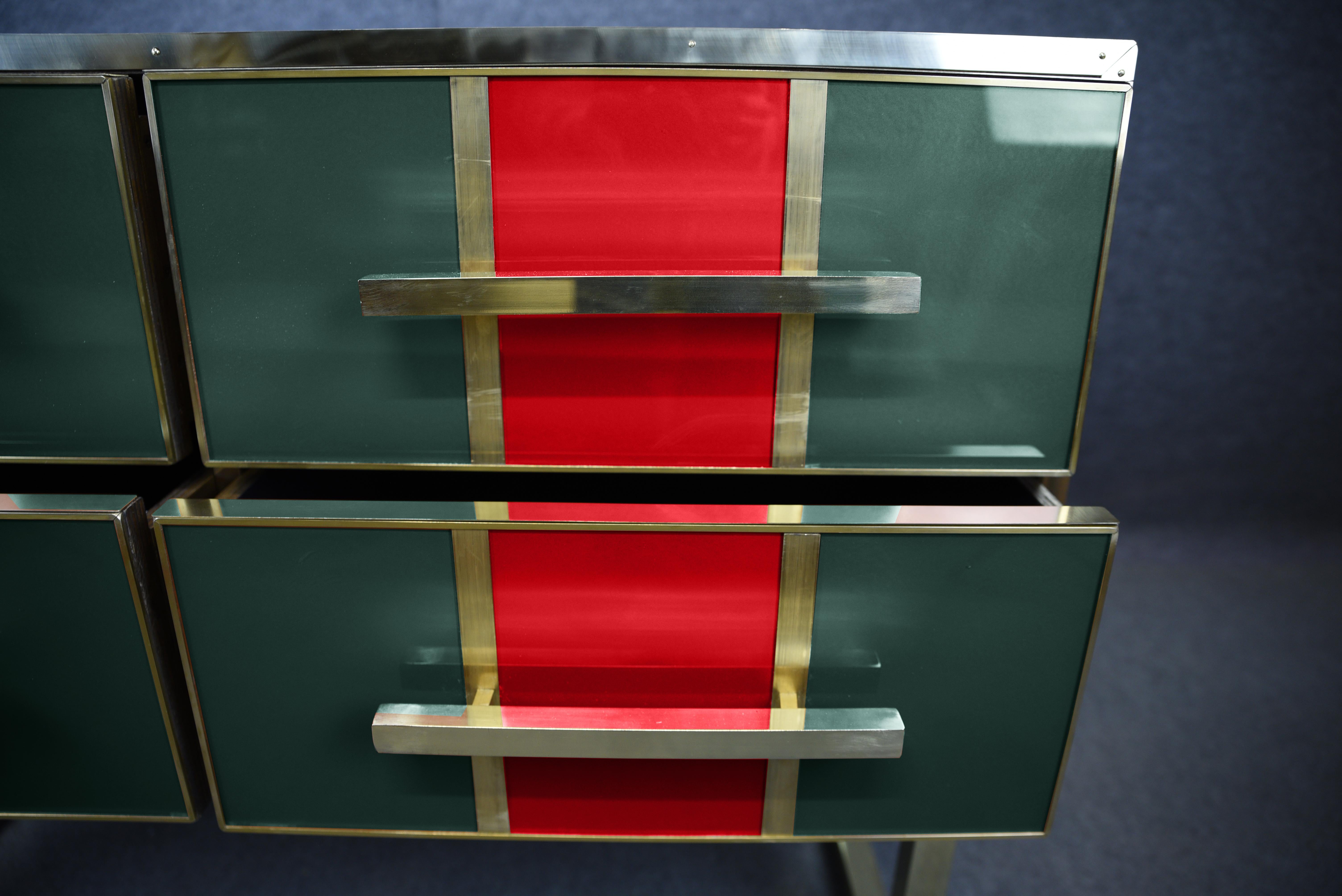 A magnificent Gucci-inspired green and red Murano chest of drawers, handmade in Italy, combining mid-century modern style with exceptional craftsmanship.

Crafted from solid wood, this chest of drawers features striking green and red Murano glass,