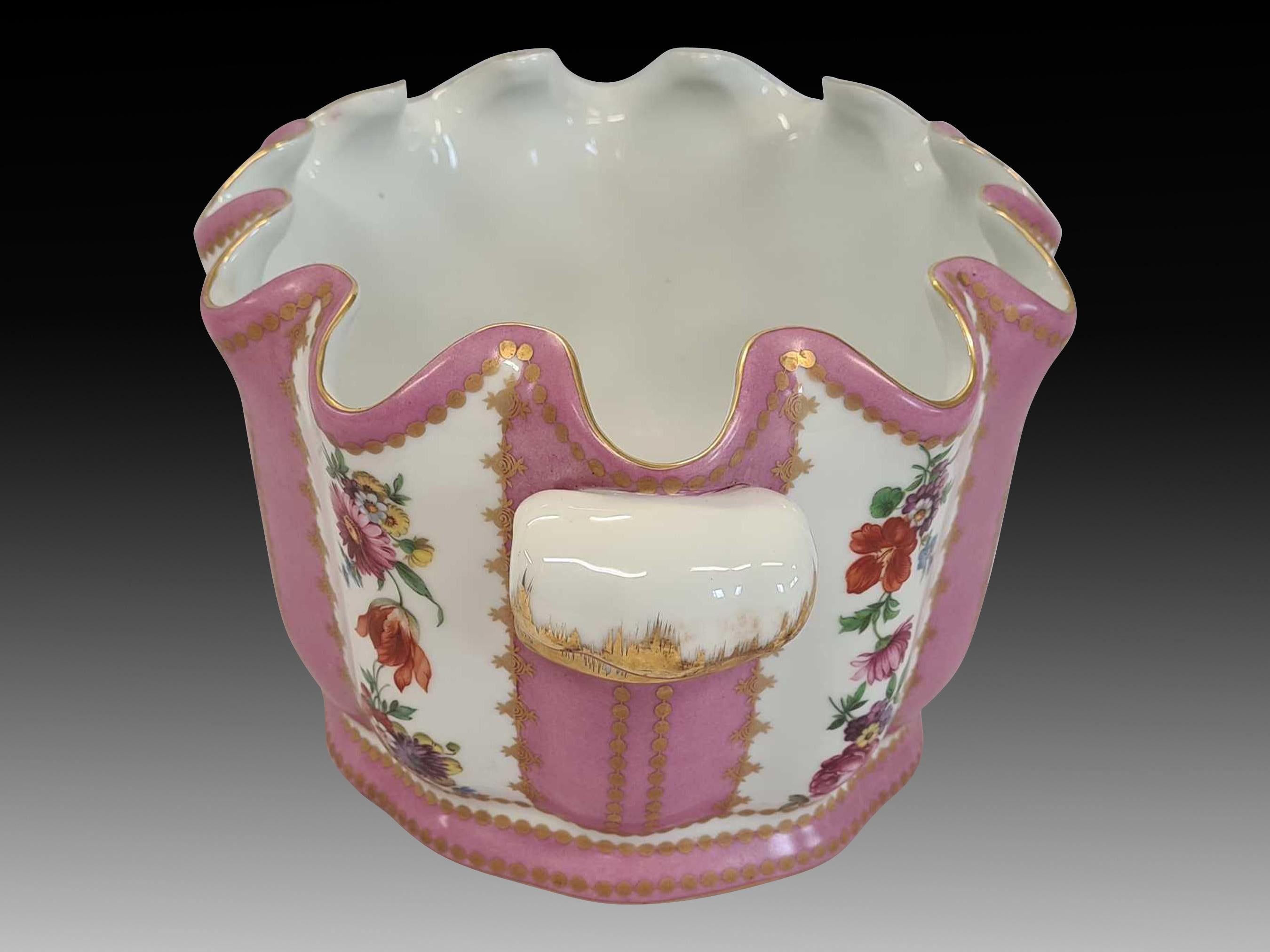 Magnificent Hand-Painted Floral Porcelaine Royale Jardinière In Excellent Condition For Sale In London, GB