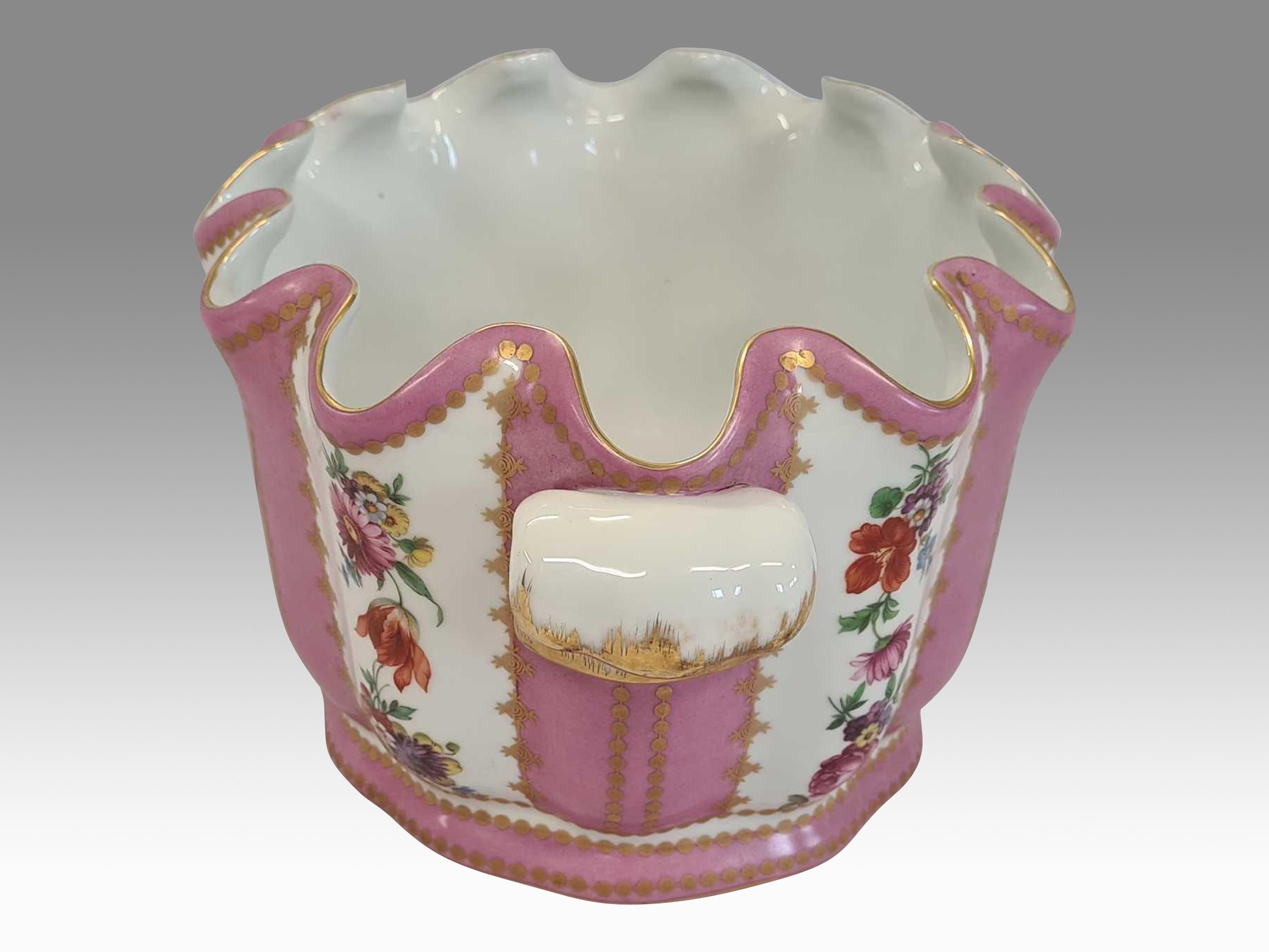 Magnifique Jardinière Royale en Porcelaine peinte à la main et à motifs floraux en vente 3