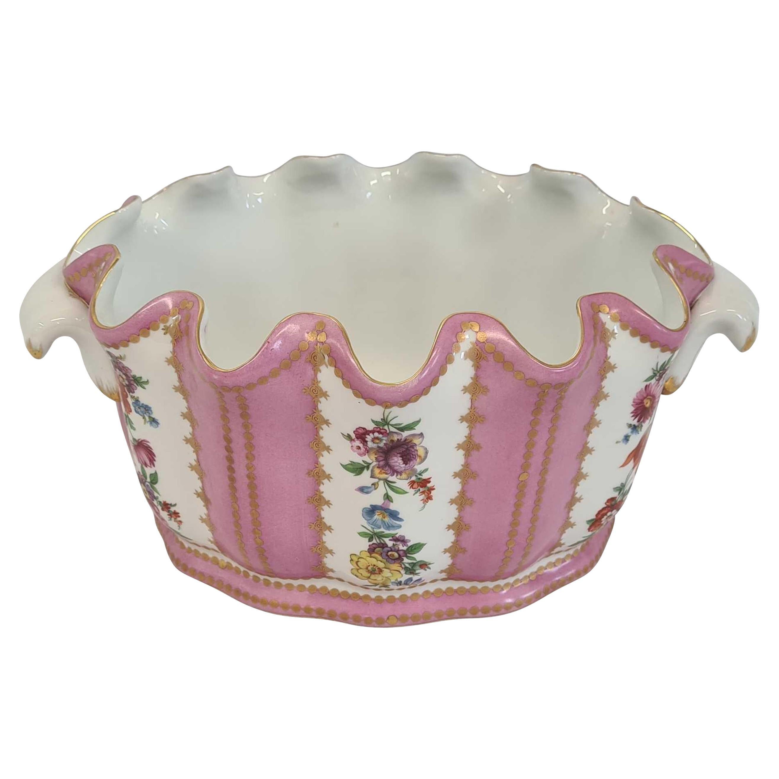 Magnifique Jardinière Royale en Porcelaine peinte à la main et à motifs floraux en vente