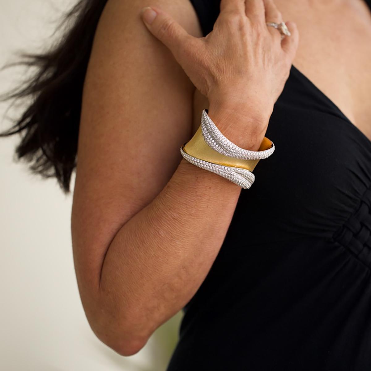 Superbe bracelet manchette en or 18k satiné avec 422 diamants ronds naturels de taille brillant en serti clos pesant 19,01 carats et 102,36 grammes d'or 18k.