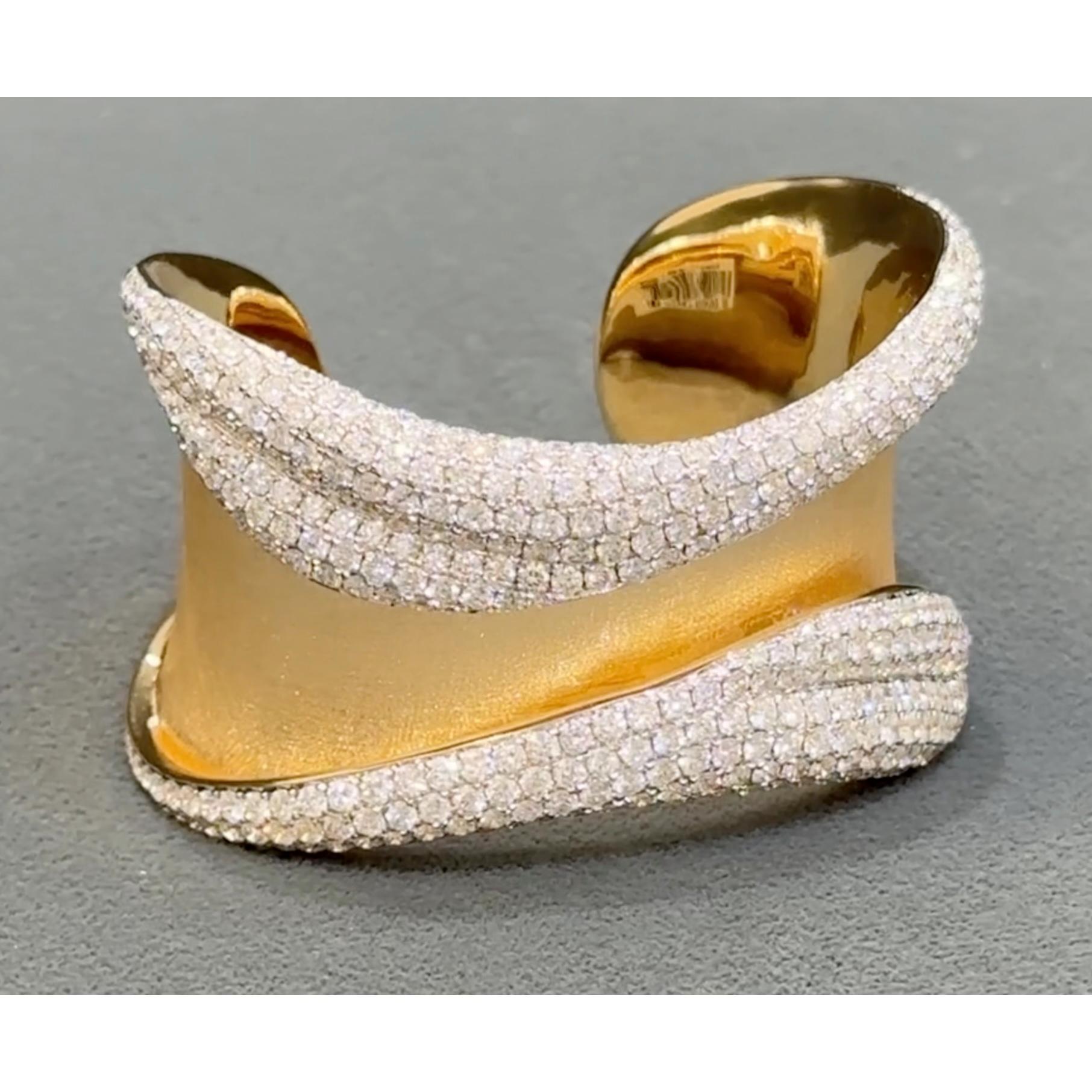 Bracelet en or massif avec pavé de diamants en vente 1