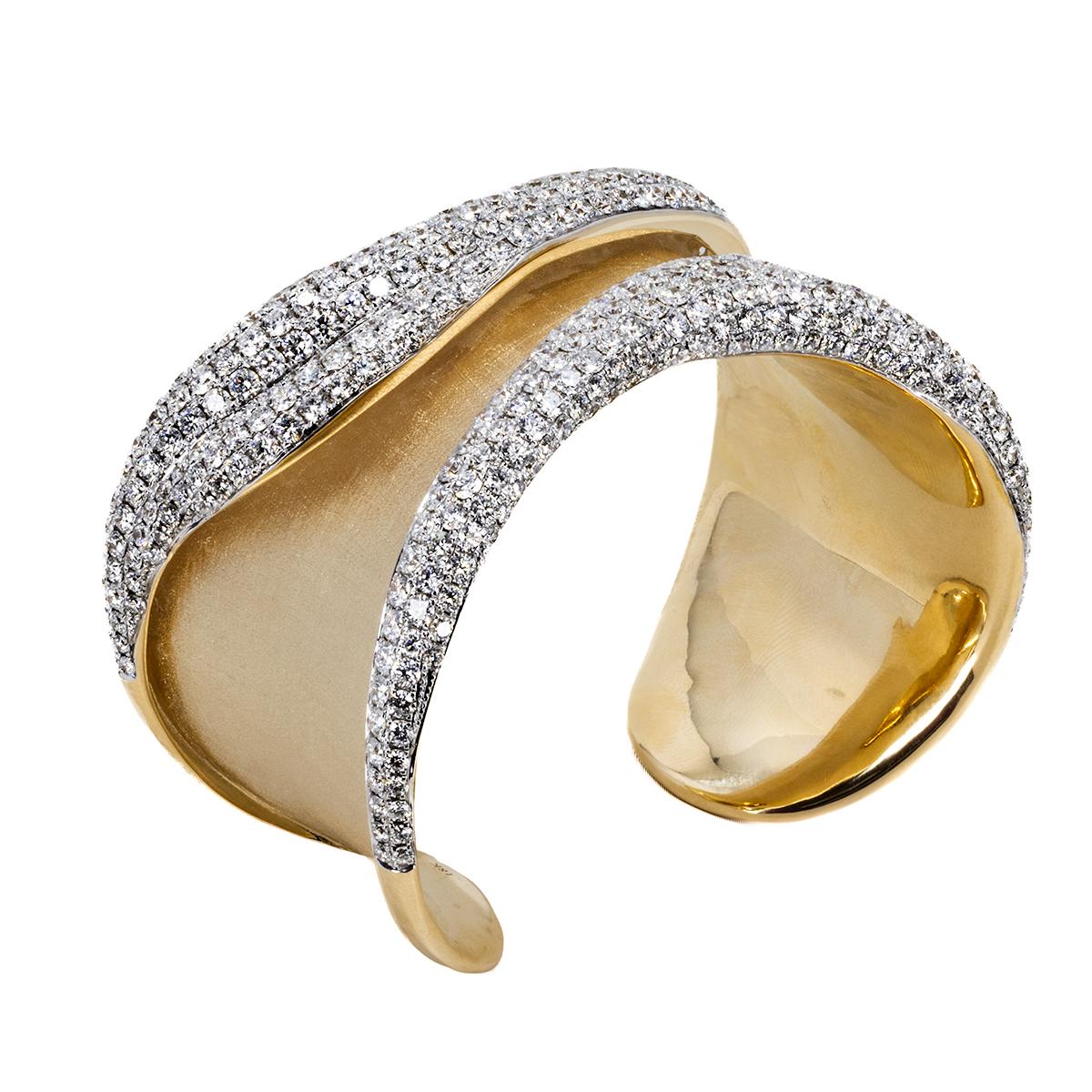 Taille ronde Bracelet en or massif avec pavé de diamants en vente