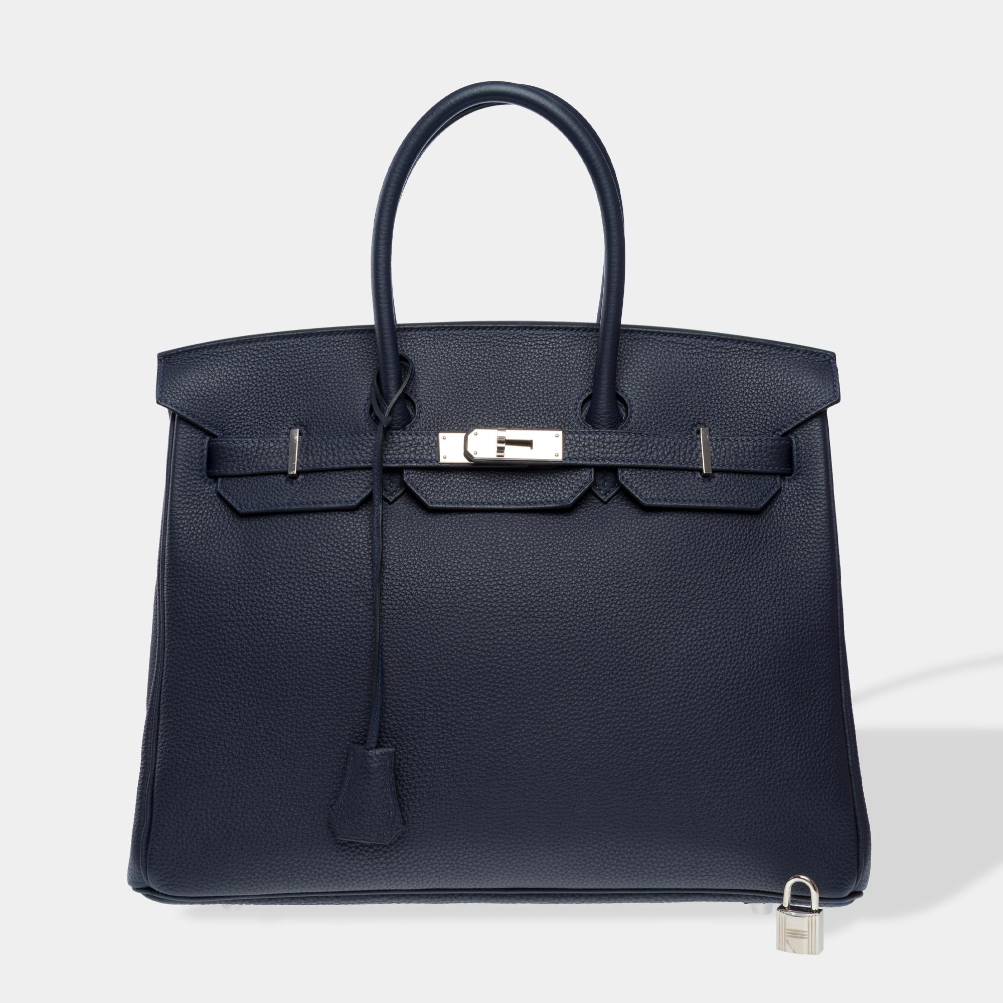 Magnificent Hermes Birkin 35 handbag in Bleu Nuit Togo calfskin leather, silver palladium trim, double blue leather handle for carrying by hand

Flap closure
Interior lining in blue leather, one zipped pocket, one patch pocket
Signature: 