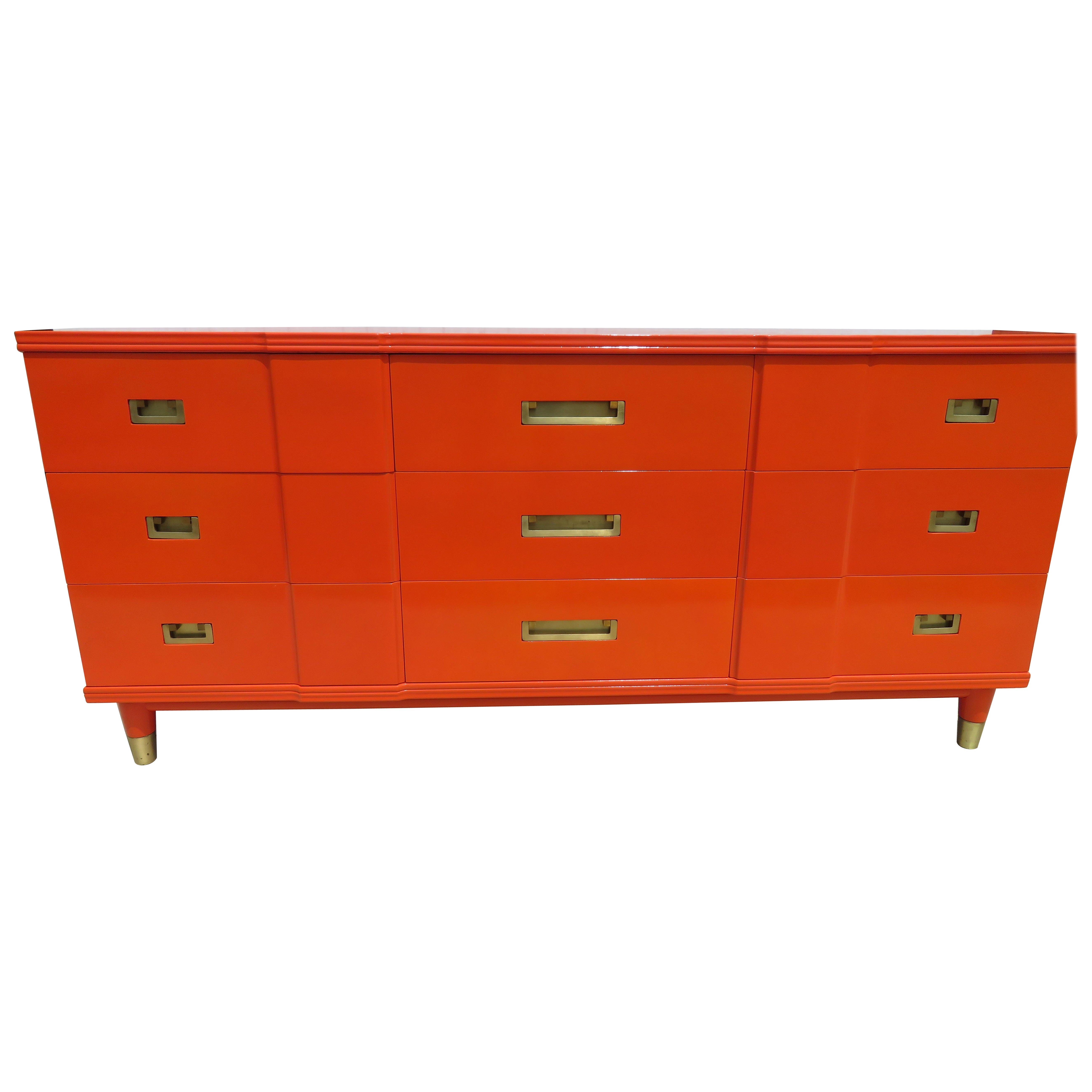 Prächtiges, orangefarben lackiertes John Widdicomb-Credenza-Buffet von Hermes. Wir lieben den asiatischen Campaigner-Stil dieses hochwertigen Vintage-Stücks. Diese schöne Anrichte wurde komplett restauriert und ist mit ihrem hochglänzenden