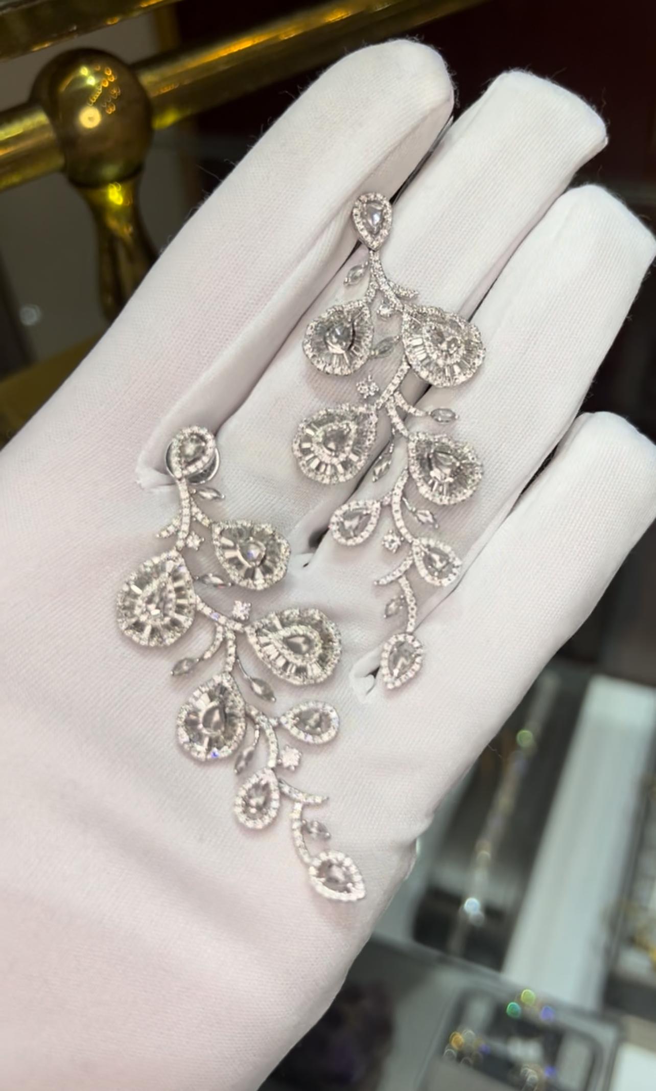 Contemporain Magnifiques boucles d'oreilles chandelier en or blanc 18 carats et diamants taillés en rose Jewelry en vente
