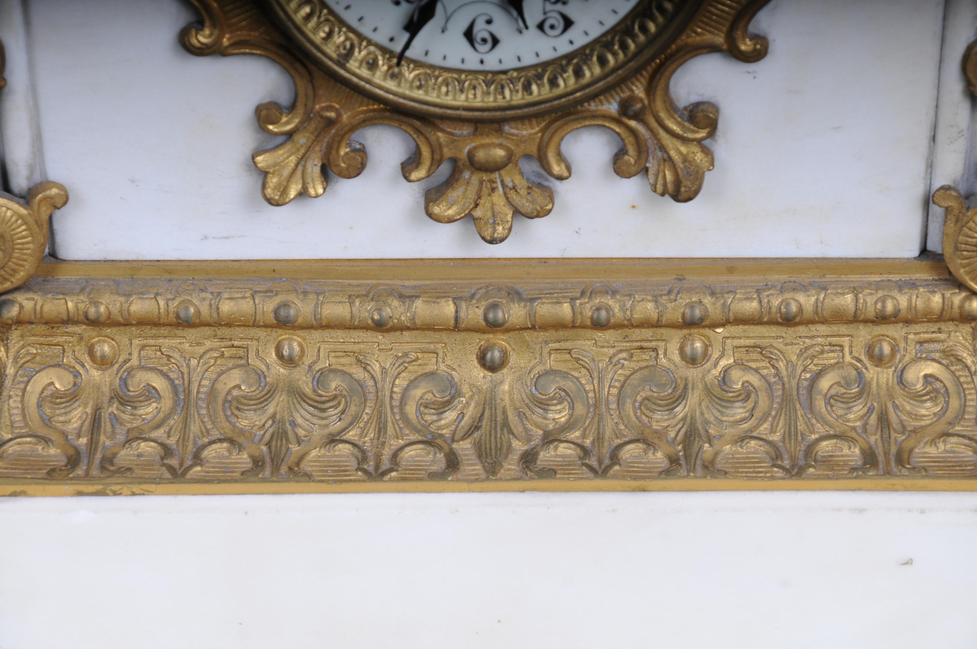 XIXe siècle Magnifique horloge de cheminée ou pendule de cheminée de style historique datant d'environ 1890 en vente