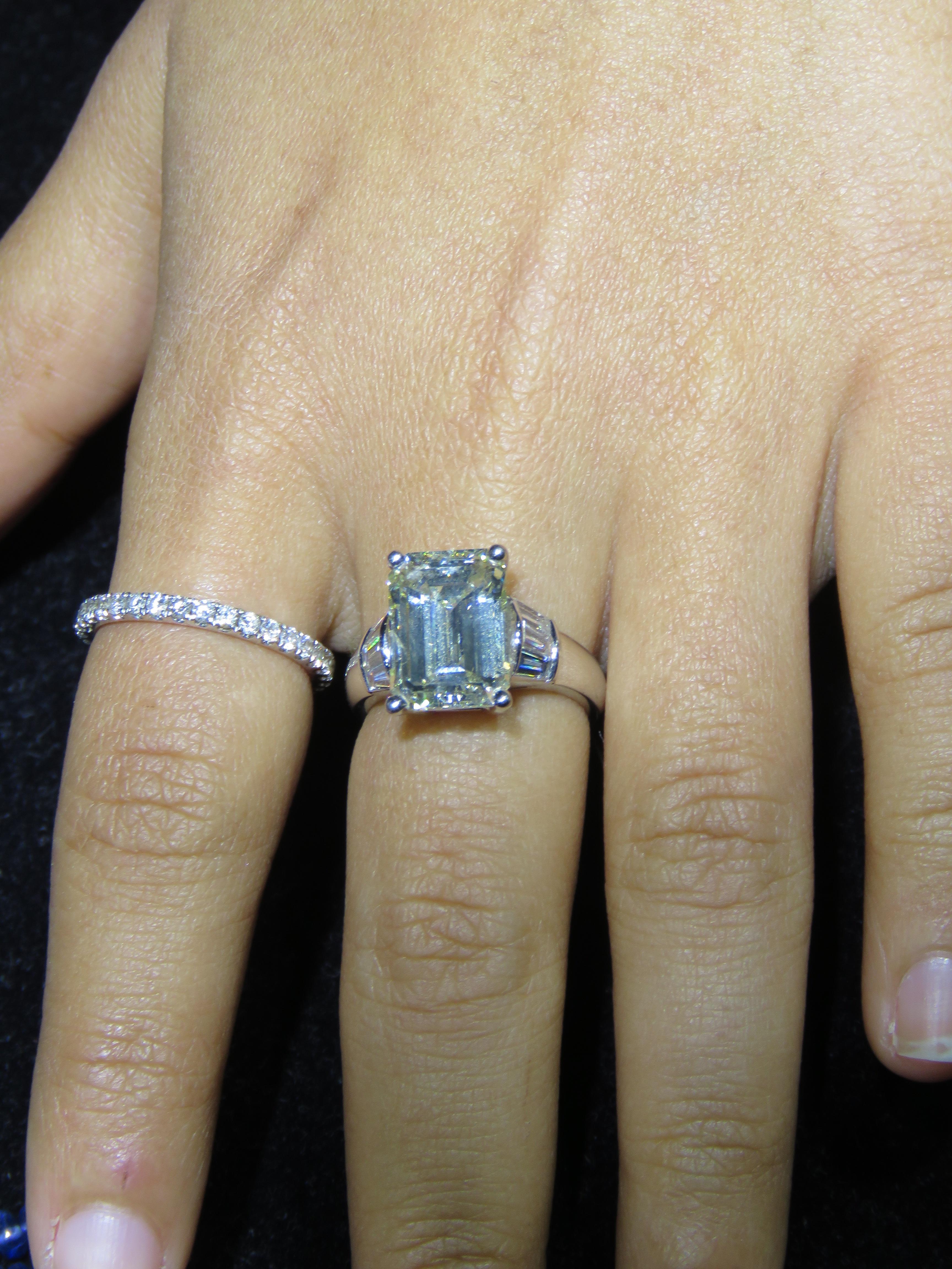 Women's Magnificent Important Estate 18KT Gold 6.80CT Large Diamond Engagement Ring For Sale