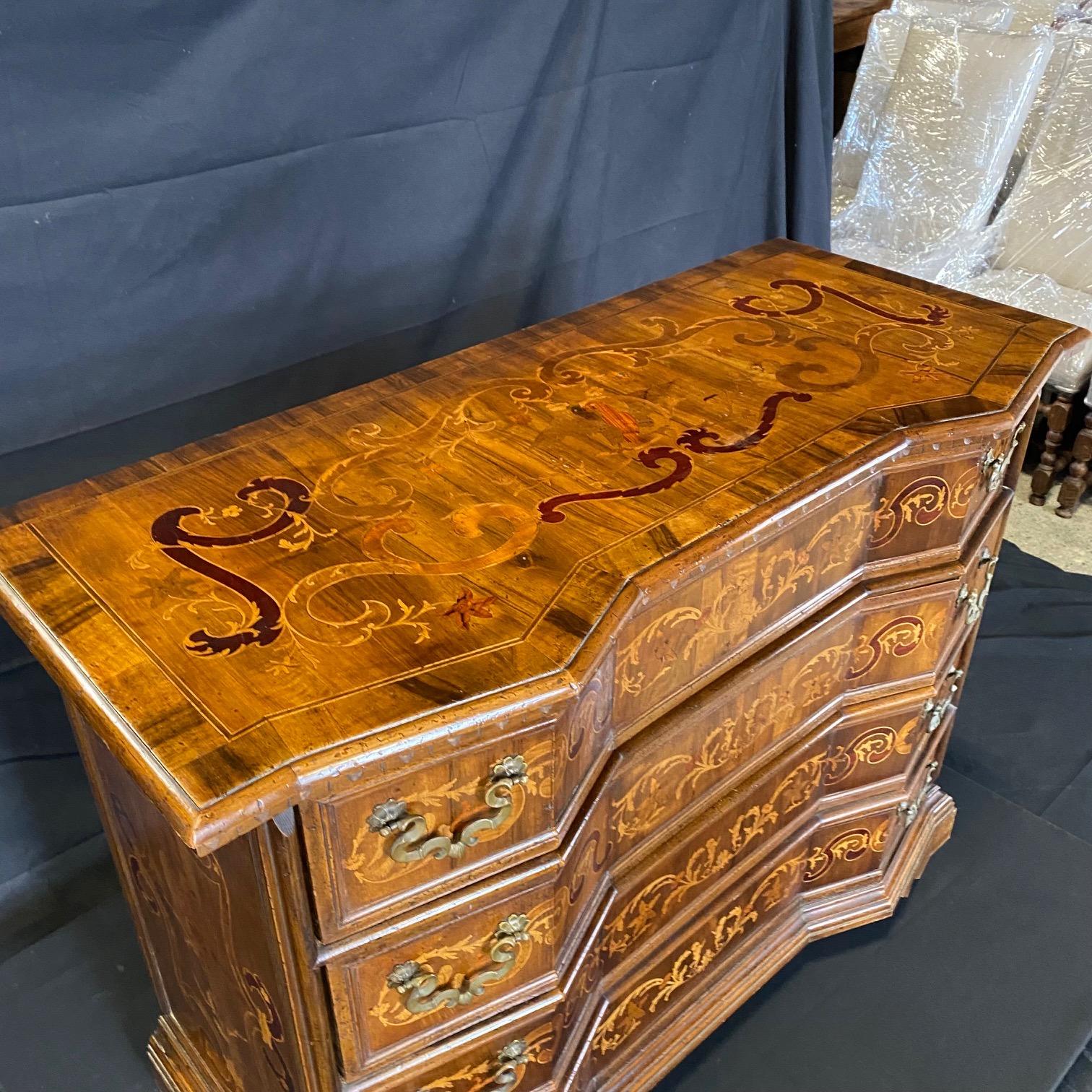 Magnificent Inlaid Mixed Wood Italian Serpentine Chest of Drawers For Sale 7