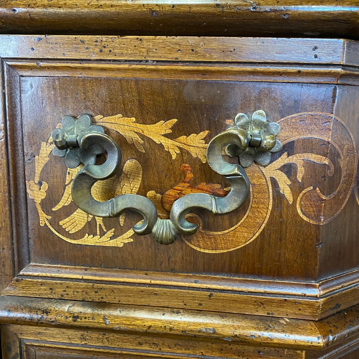 Baroque Magnifique commode serpentine italienne en bois mélangé incrusté en vente