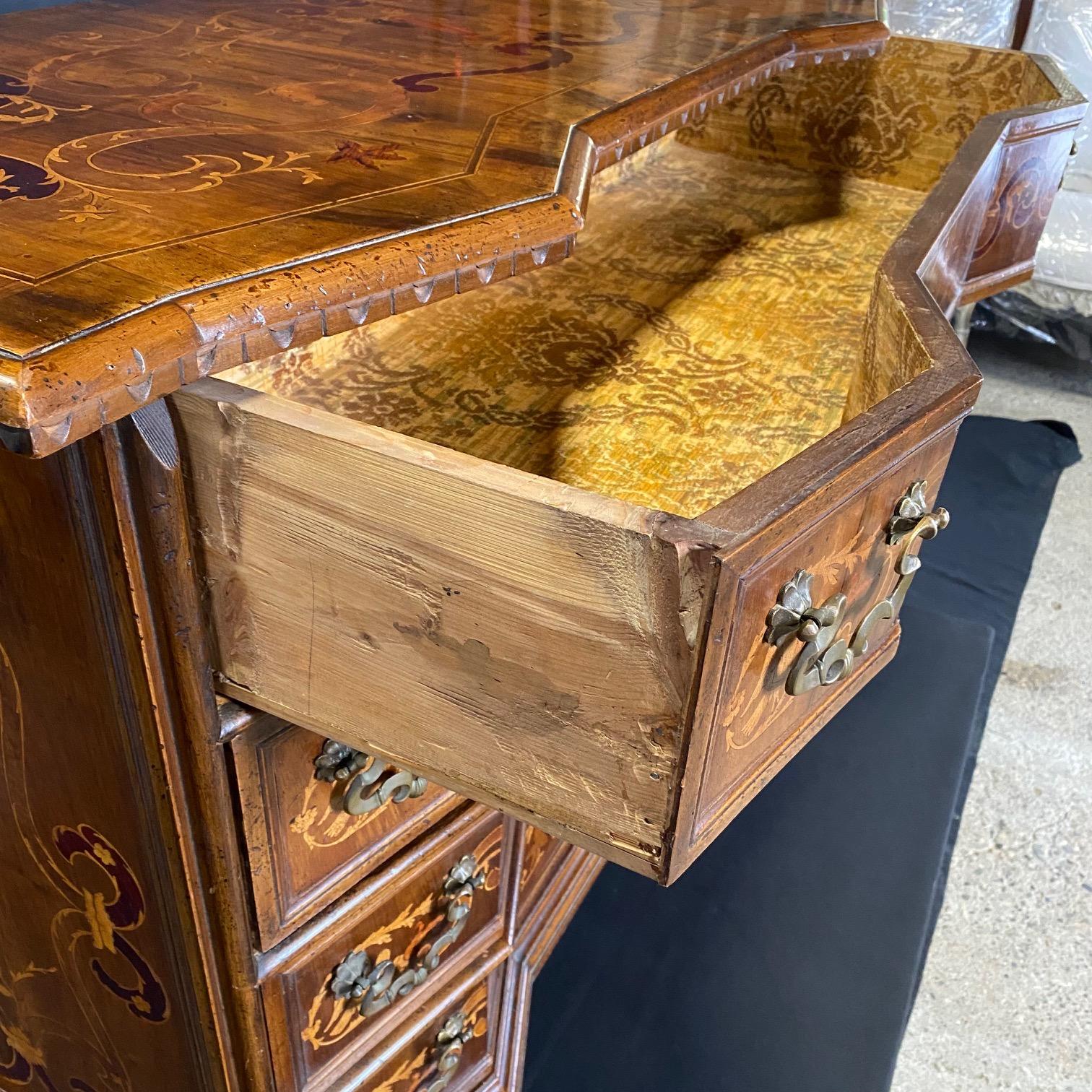 Magnifique commode serpentine italienne en bois mélangé incrusté Bon état - En vente à Hopewell, NJ