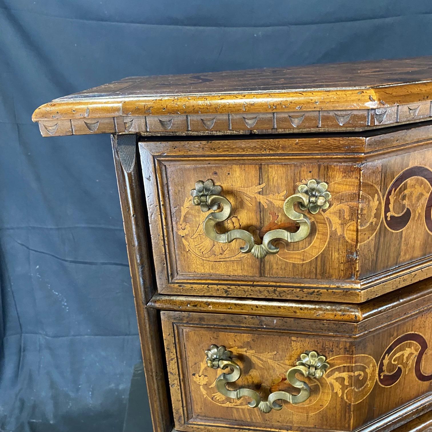 XIXe siècle Magnifique commode serpentine italienne en bois mélangé incrusté en vente