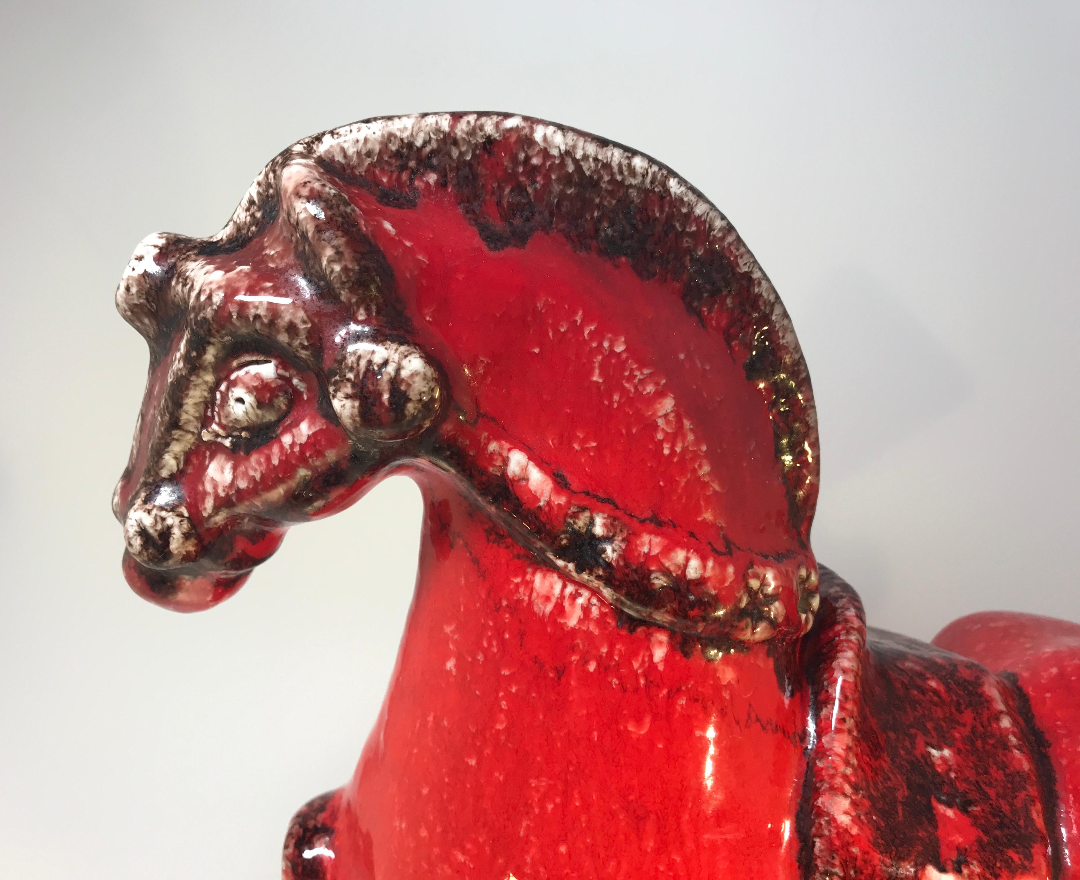 Imposantes und auffälliges, großes, leuchtend rotes und schwarzes italienisches Keramikpferd von Nuovo Rinascemento,
ca. 1960er Jahre
Dies ist ein echtes 'Statement Piece' des italienischen Designs
Maße: Höhe 12 Zoll, Länge 12 Zoll, Tiefe 4,75