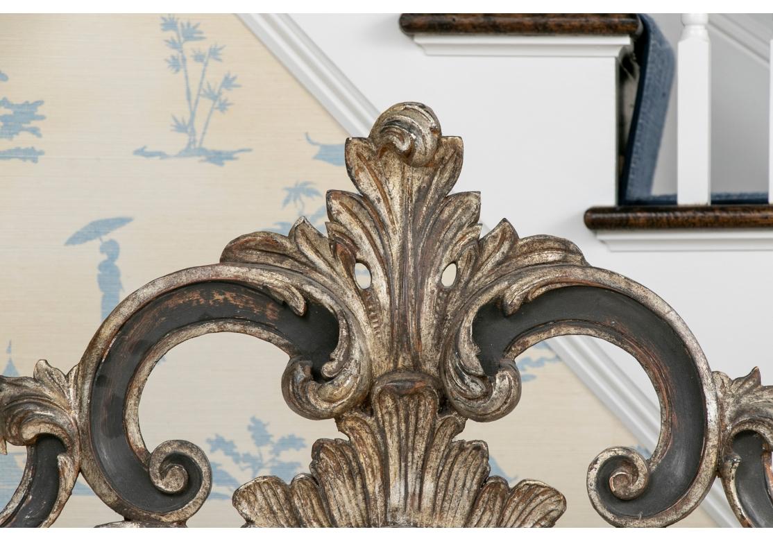 Magnifique tête de lit roi italienne de style baroque sculpté et doré à l'argent en vente 3