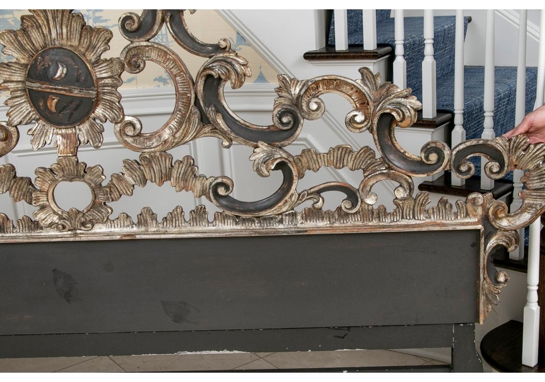 Argenté Magnifique tête de lit roi italienne de style baroque sculpté et doré à l'argent en vente