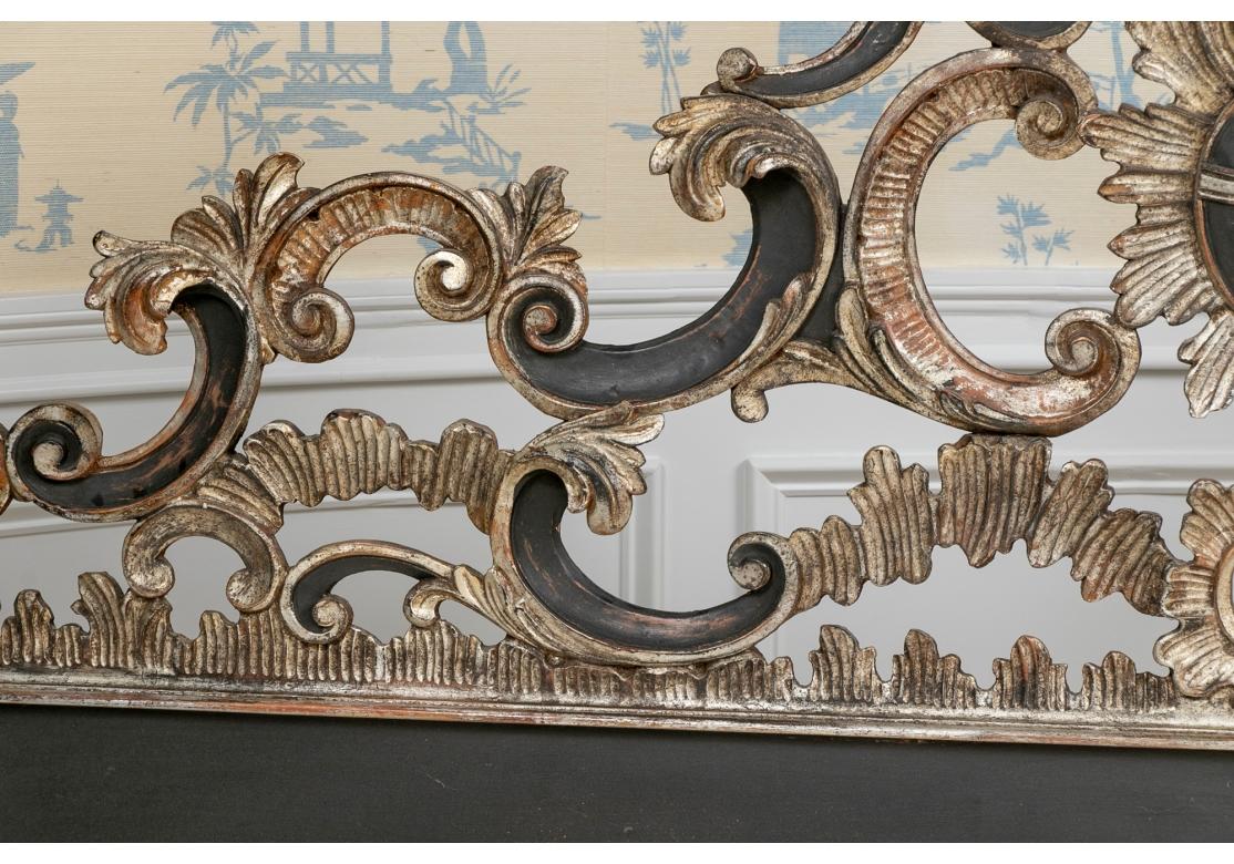 Magnifique tête de lit roi italienne de style baroque sculpté et doré à l'argent Bon état - En vente à Bridgeport, CT
